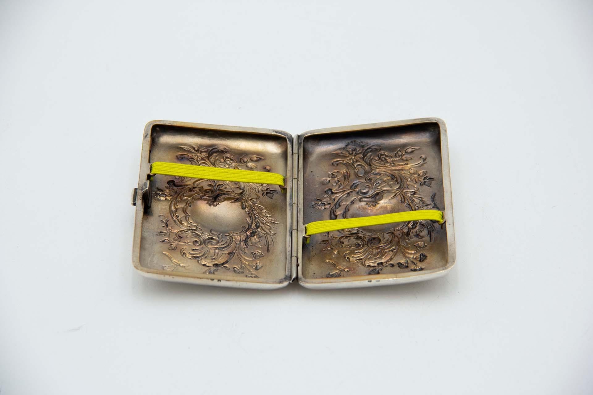 European Rectangular silver cigarette case with relief on the lid For Sale