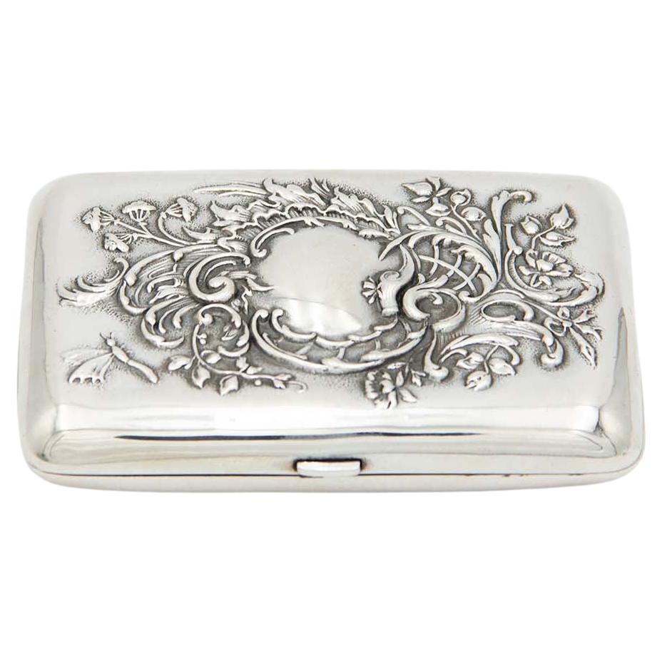 Rectangular silver cigarette case with relief on the lid