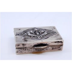 Rechteckige silberne Pillendose mit erhabenen Applikationen auf dem Scharnierdeckel