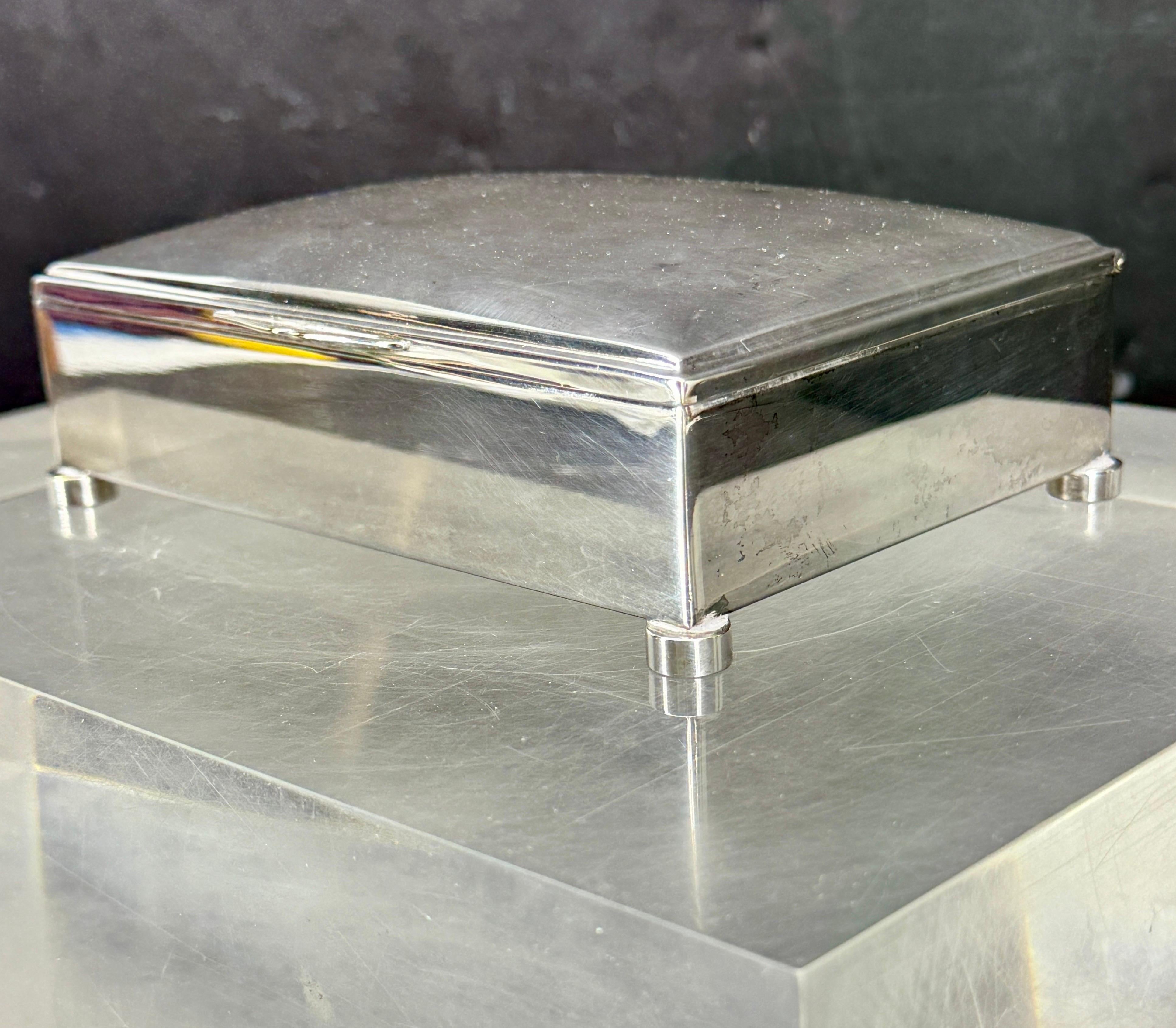 Boîte rectangulaire classique allemande en métal argenté avec intérieur doublé de velours bleu pour les bagues et autres bijoux. Cette belle boîte peut être utilisée pour des bibelots ou des bijoux et constitue une pièce idéale pour les
