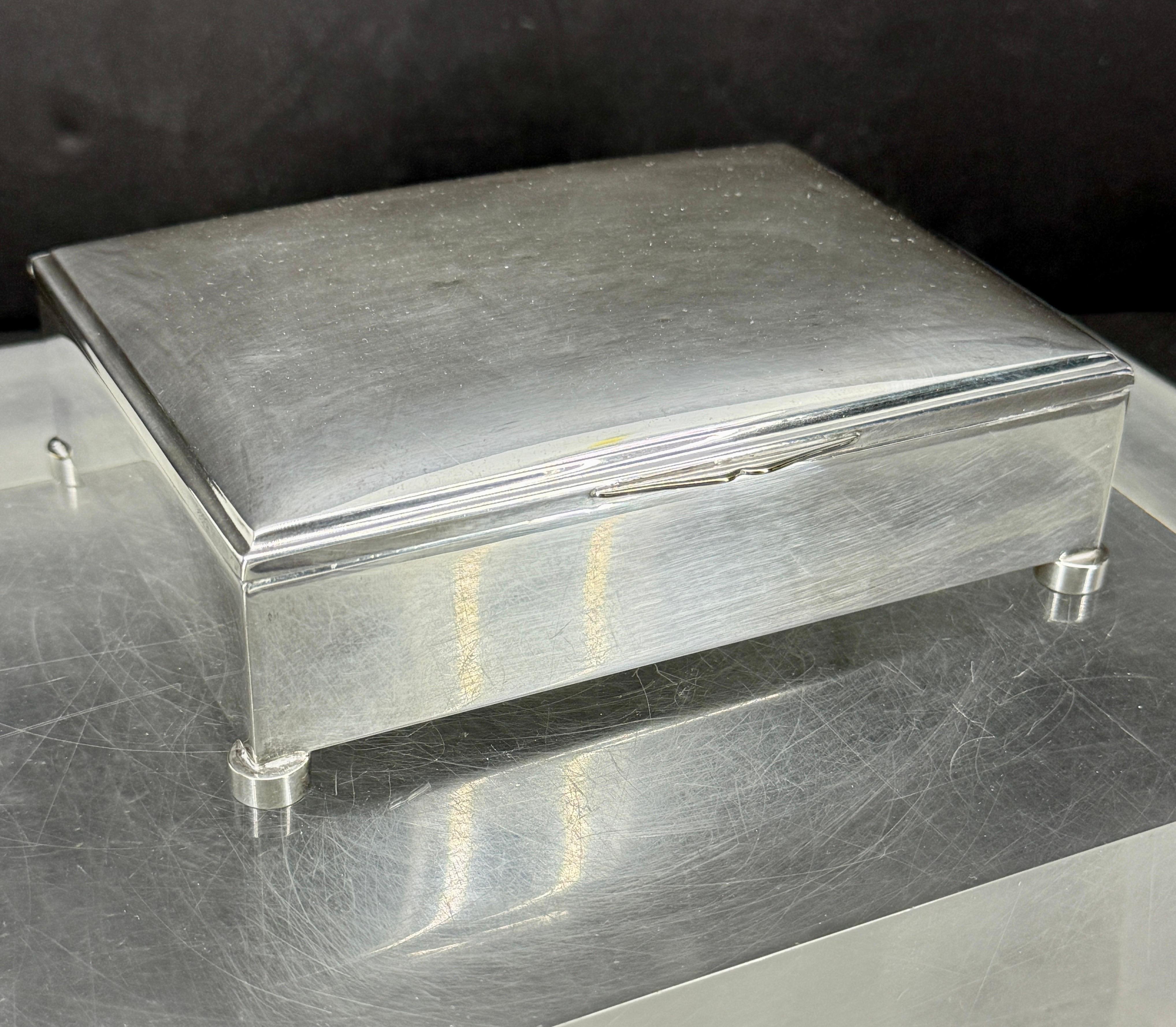 Velours Boîte à bijoux rectangulaire en métal argenté, Allemagne en vente