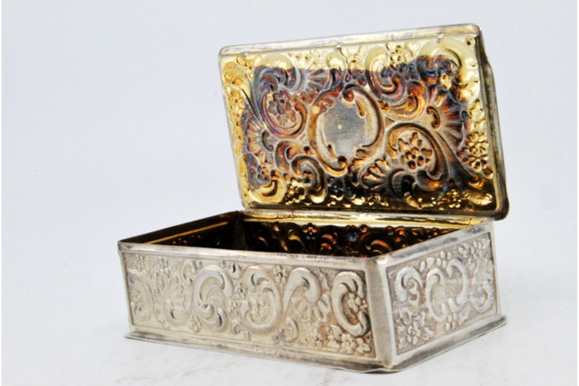 Description: Rectangular silver snuff box with shells and scrolls in relief on the removable lid. Metal: Silver. Origin: Spanish. Brand: Malde-S. Tiago de Compostela. Weight: 58.97 grams. Dimensions: 9x2.5cm. Content: 925/1000. Assay Mark: Yes,