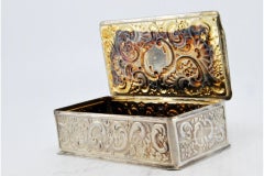 Rectangular silver snuff box w/ shells & scrolls in relief on the removable lid