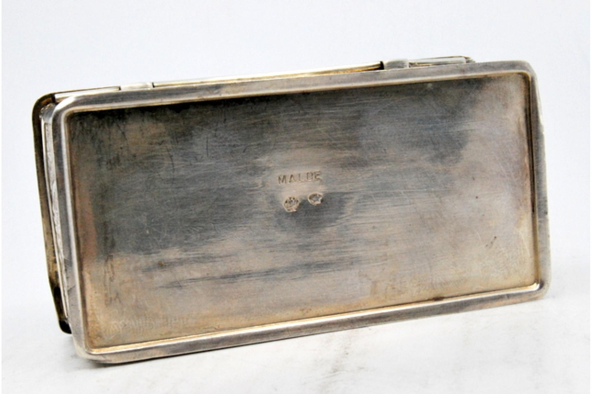 European Rectangular silver snuff box w/ shells & scrolls in relief on the removable lid For Sale