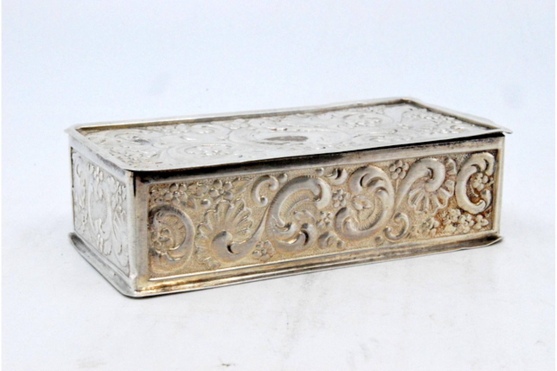 Rectangular silver snuff box w/ shells & scrolls in relief on the removable lid In Good Condition For Sale In Porto, PT