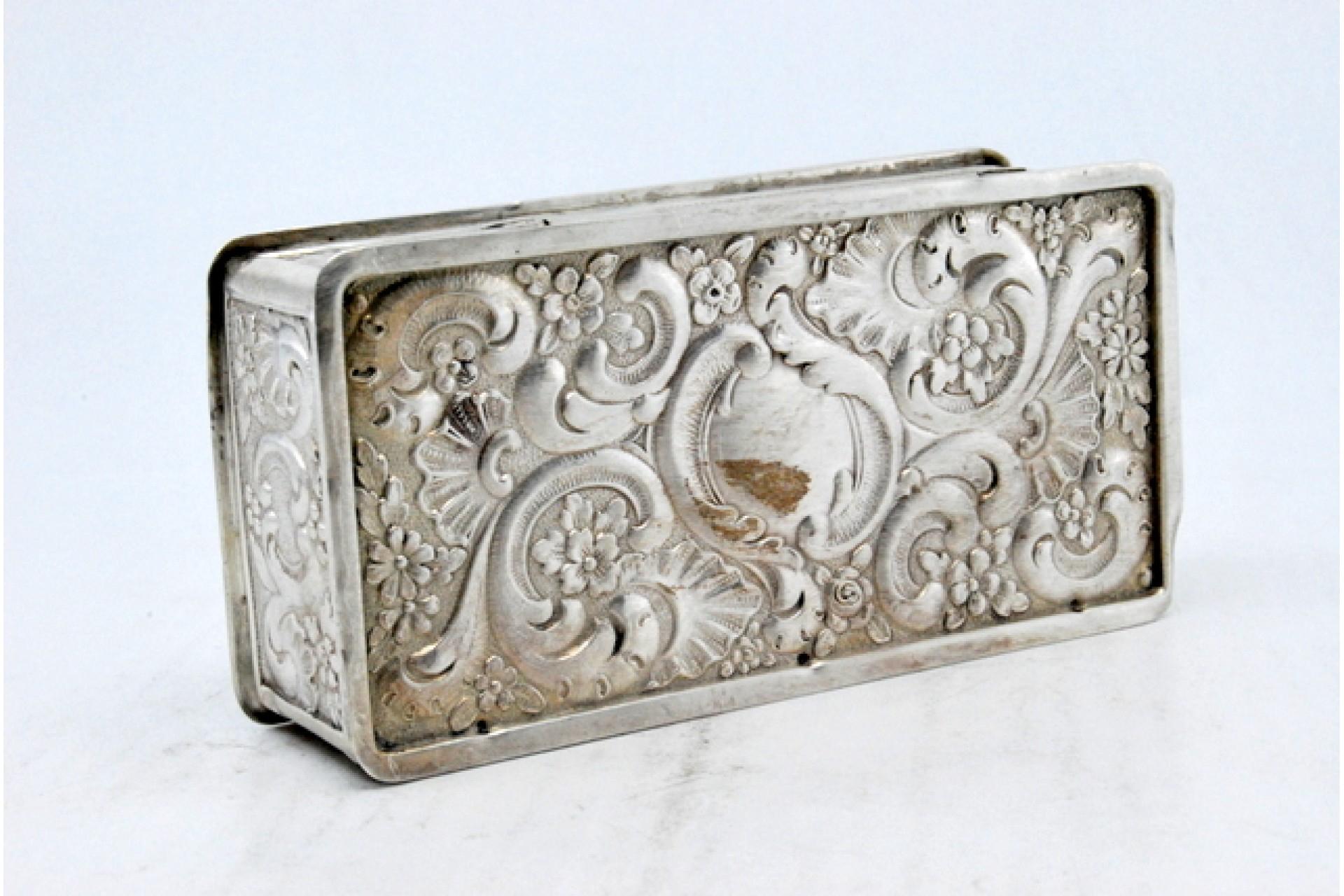 20th Century Rectangular silver snuff box w/ shells & scrolls in relief on the removable lid For Sale