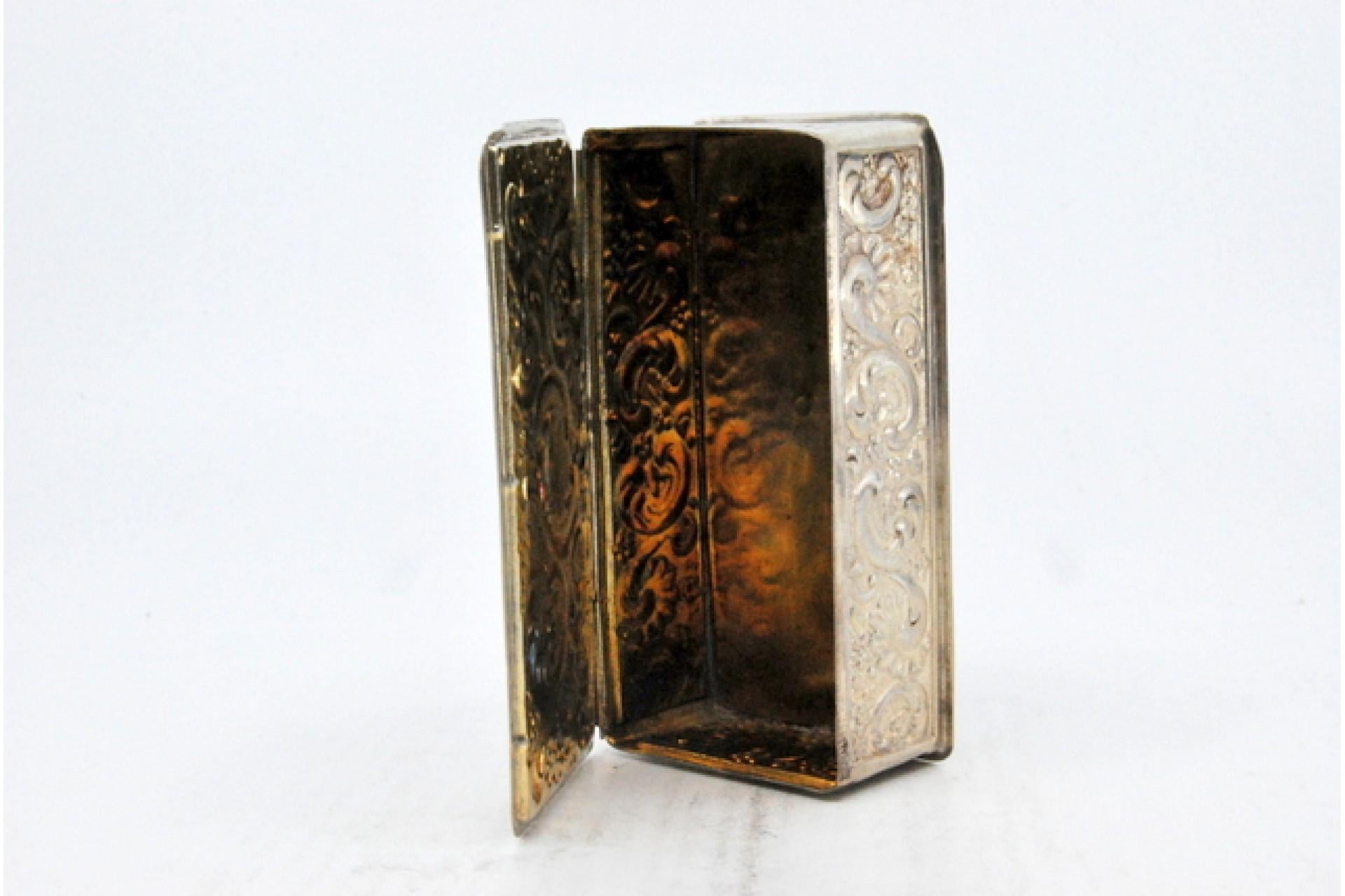Silver Rectangular silver snuff box w/ shells & scrolls in relief on the removable lid For Sale