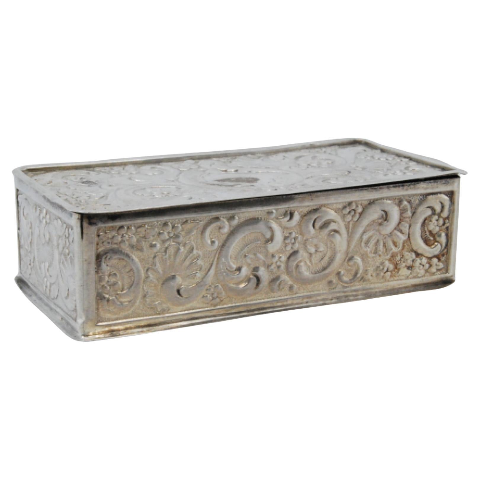 Rectangular silver snuff box w/ shells & scrolls in relief on the removable lid