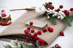 Tabatière rectangulaire en argent avec panorama de cathédrale et fond en relief.
