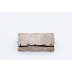 Tabatière rectangulaire en argent avec gravure de forteresse sur le couvercle