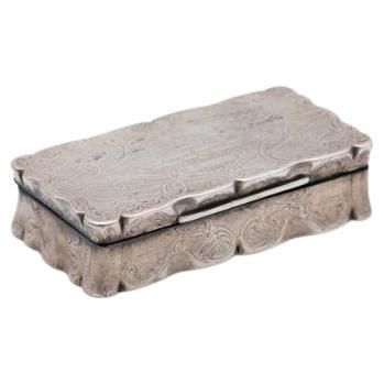Rectangular silver snuff box with fortress engraving on the lid