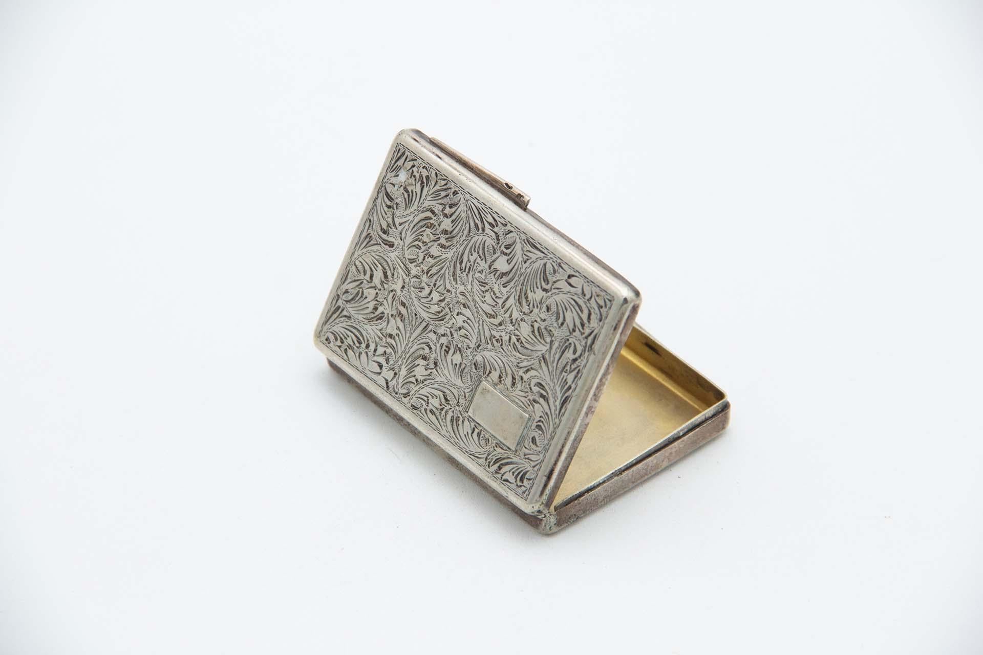 European Rectangular silver snuff box with gold interior For Sale