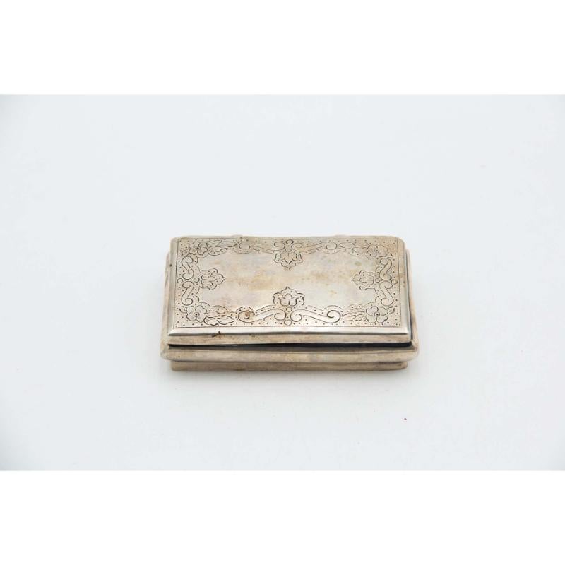 Rectangular silver snuff box with plant engravings on the hinged lid