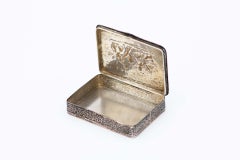 Tabaquera rectangular de plata con relieves alusivos a un contexto rural