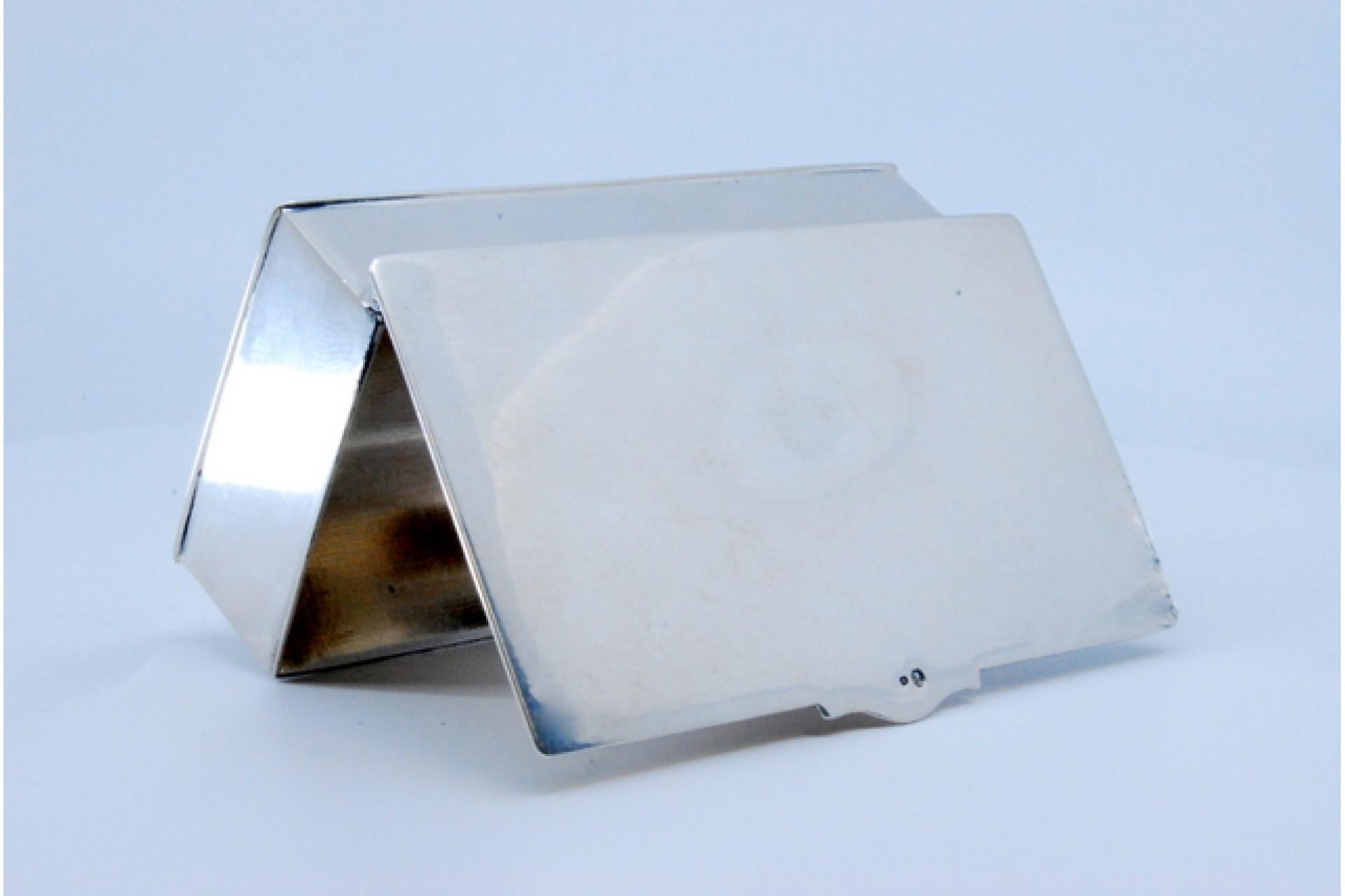 Description: Rectangular silver stamp box with a smooth lid. Metal: Silver. Origin: Portuguese. Brand: Porto Eagle Head. Weight: 109.97 grams. Dimensions: 8.2x2cm. Content: 833/1000. Assay Mark: Yes, between 1938 and 1984. Additional information: