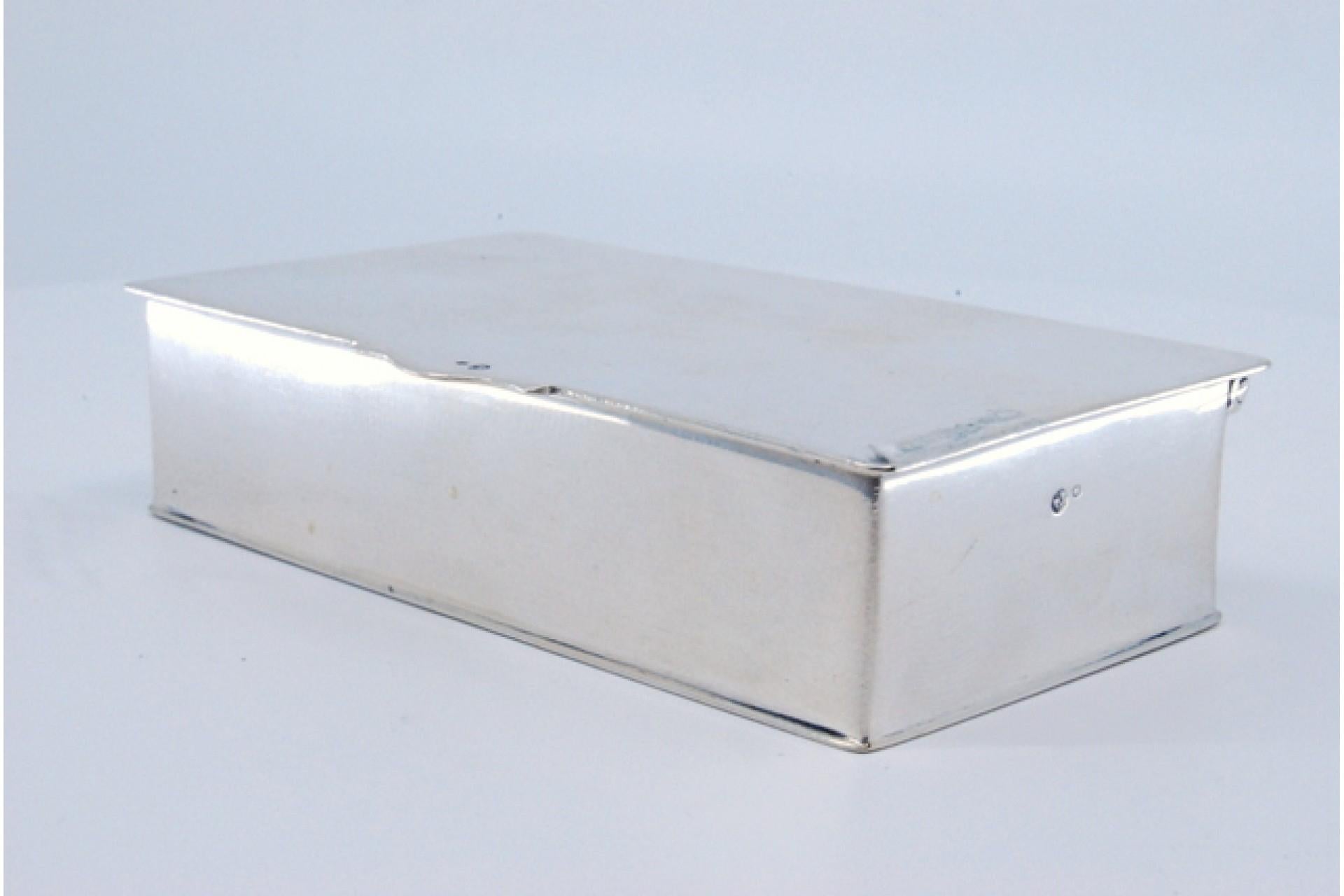 Rectangular silver stamp box with a smooth lid For Sale 2