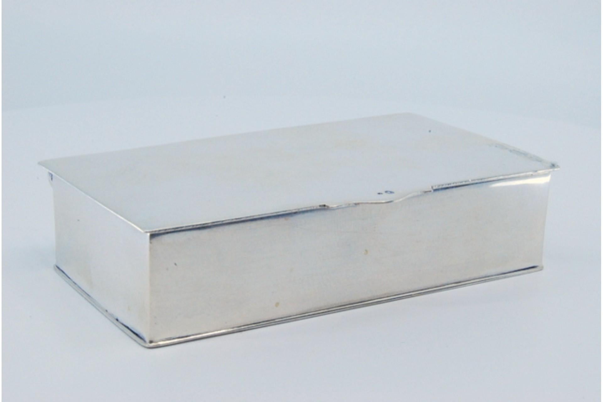 Rectangular silver stamp box with a smooth lid For Sale 3