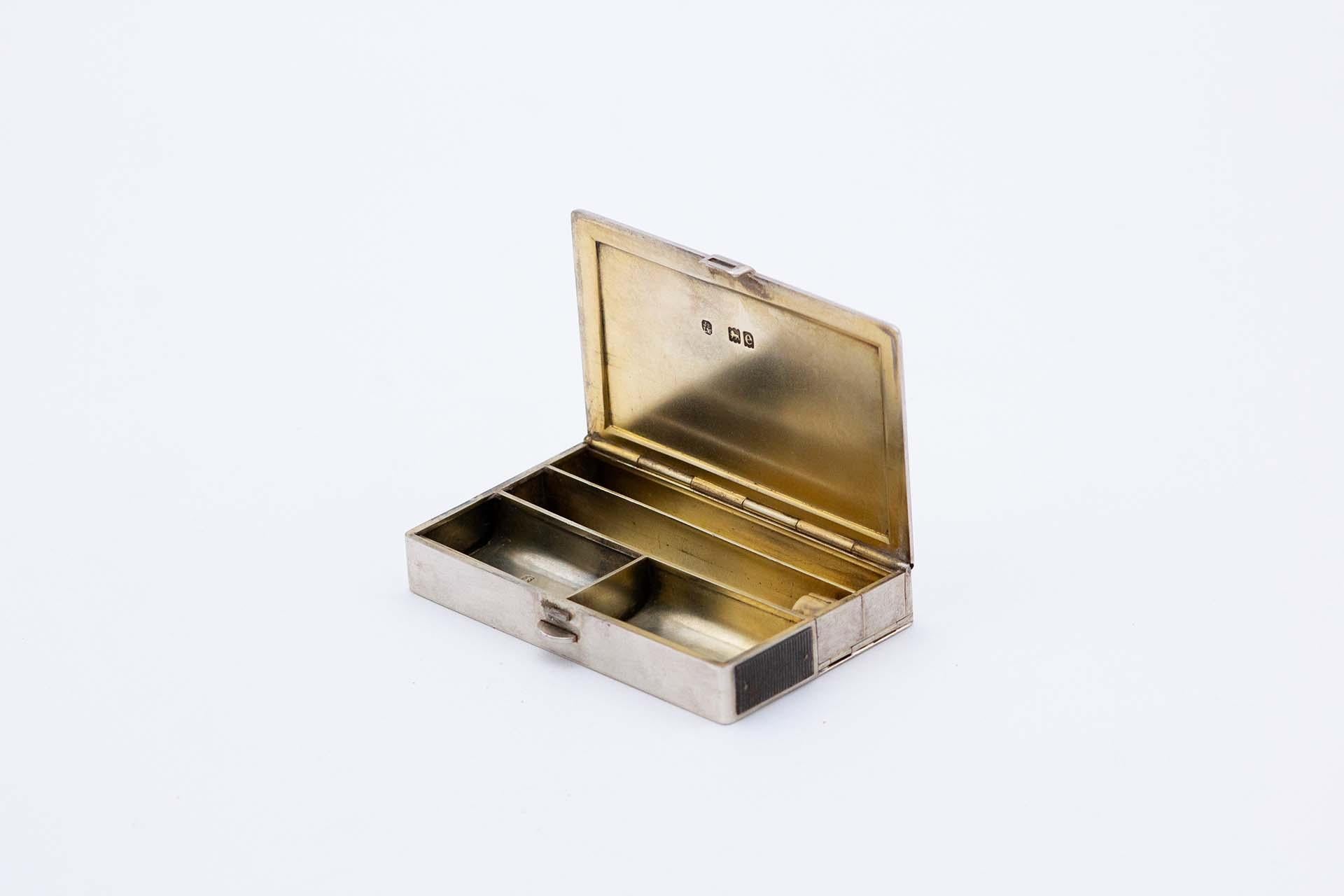 Beschreibung: Rechteckige Silberschachtel für Briefmarken und Streichhölzer mit goldener Innenausstattung und einem Federverschluss zum Öffnen. Metall: Silber. Herkunft: Englisch. Marke: London. Gewicht: 155,06 Gramm. Abmessungen: 8,9cmx1,4cm.