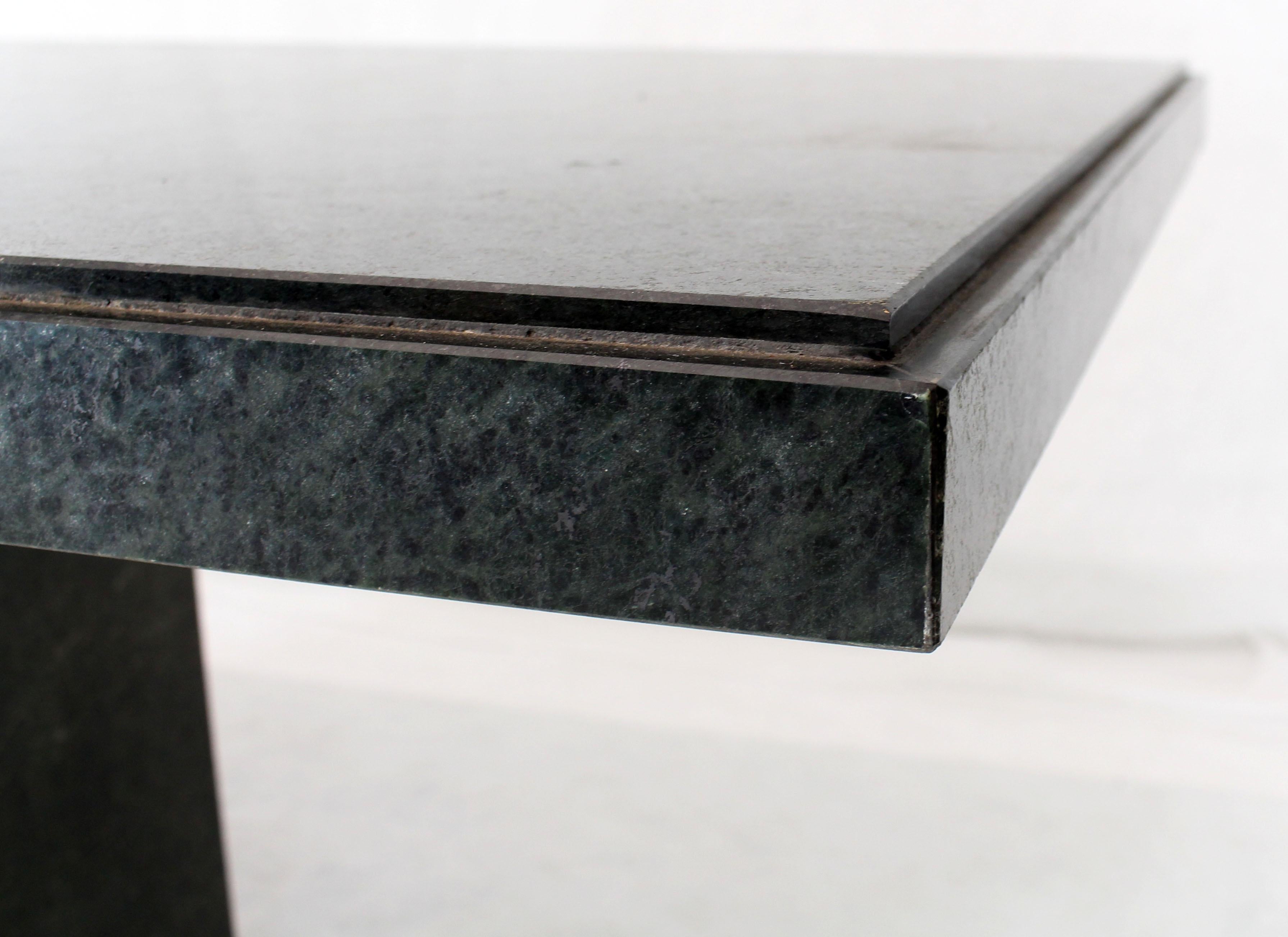 Table de conférence rectangulaire à piédestal simple et plateau en marbre vert foncé pour salle à manger en vente 6