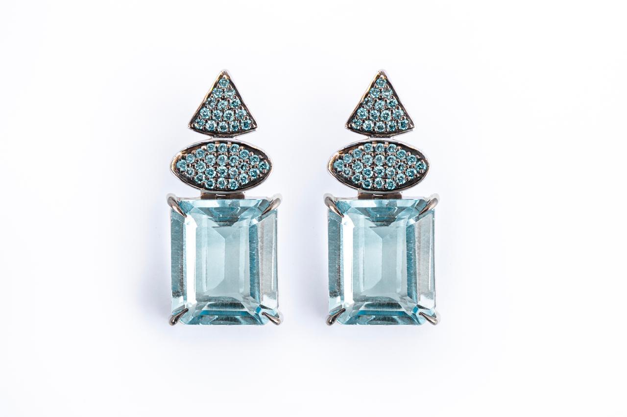 Artisan Boucles d'oreilles pendantes rectangulaires en or blanc 18 carats avec topaze et diamant bleu pavé en vente
