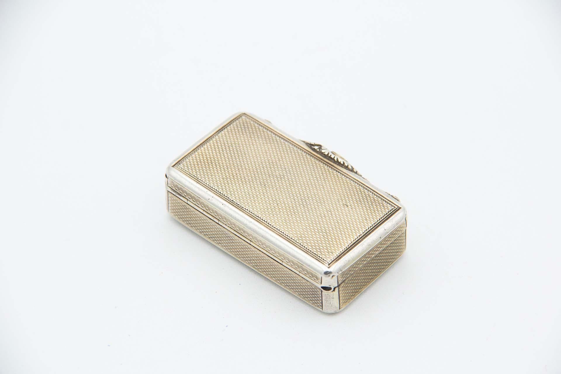 European Rectangular snuff box in guilloche silver For Sale