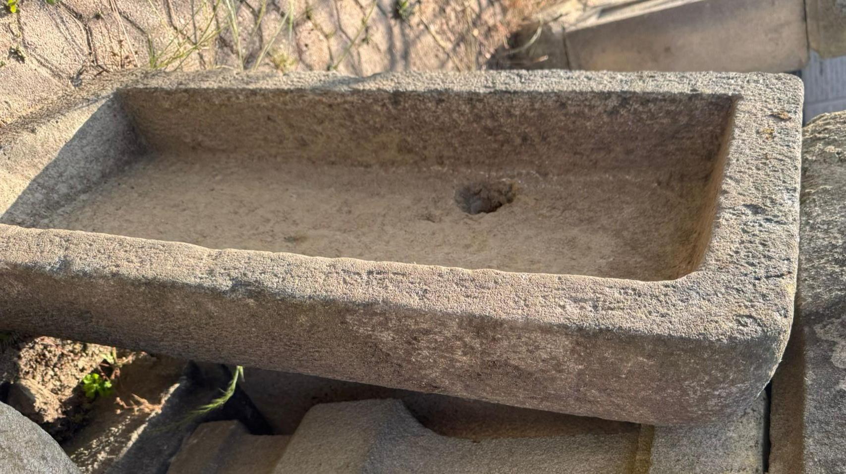 Antique river stone sink, rectangular in shape, therefore usable both in the kitchen and in the bathroom or in an outdoor garden, original from the 19th century, originating in Italy.
External dimensions cm w 92 x H 15 x D 46