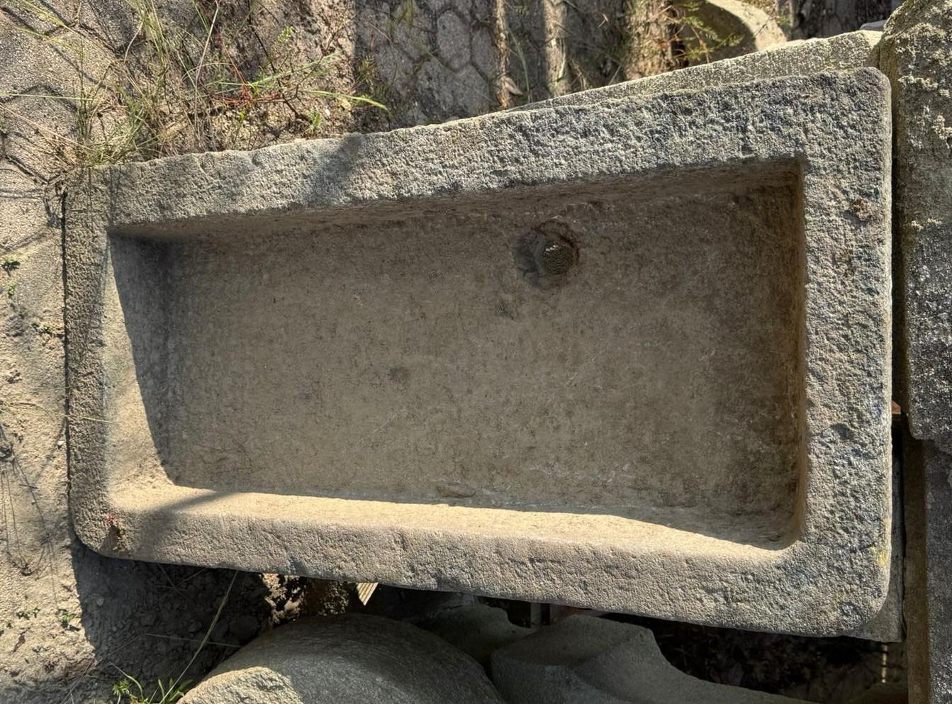Rectangular stone sink, Italy In Good Condition For Sale In Cuneo, Italy (CN)