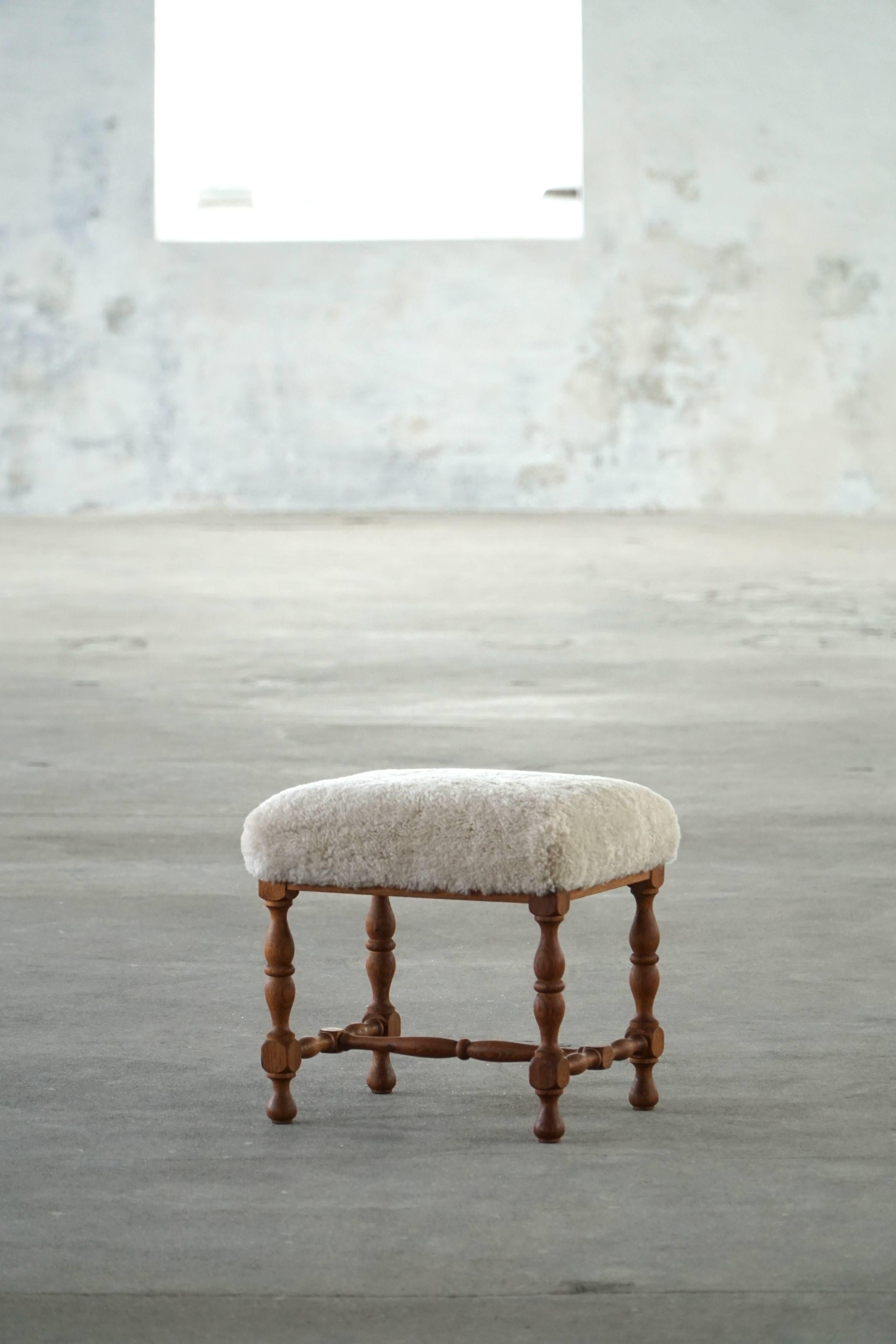 Rectangular Stool in Oak, Reupholstered in Lambswool, Danish Cabinetmaker, 1950s im Angebot 4