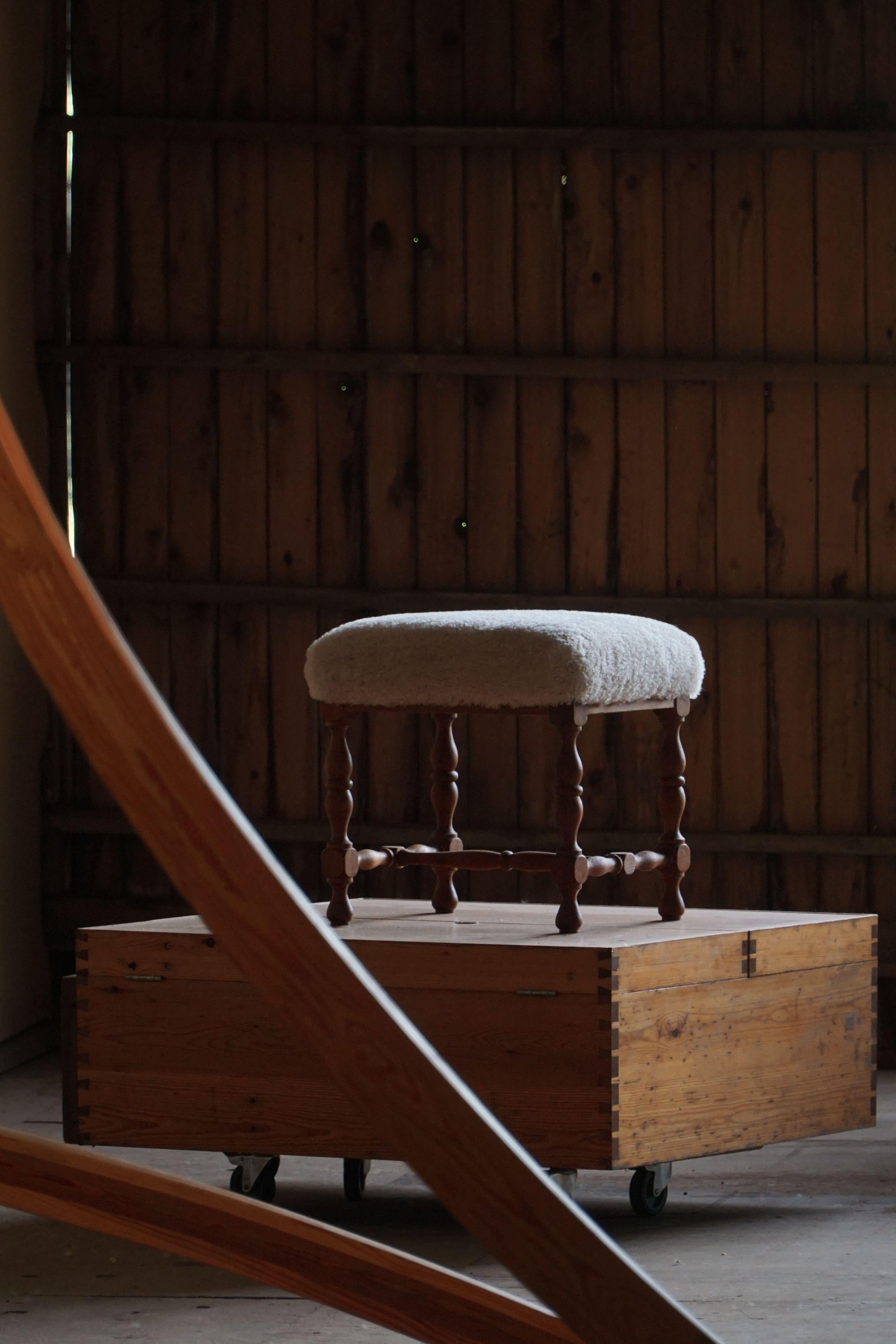Rectangular Stool in Oak, Reupholstered in Lambswool, Danish Cabinetmaker, 1950s (Handgefertigt) im Angebot