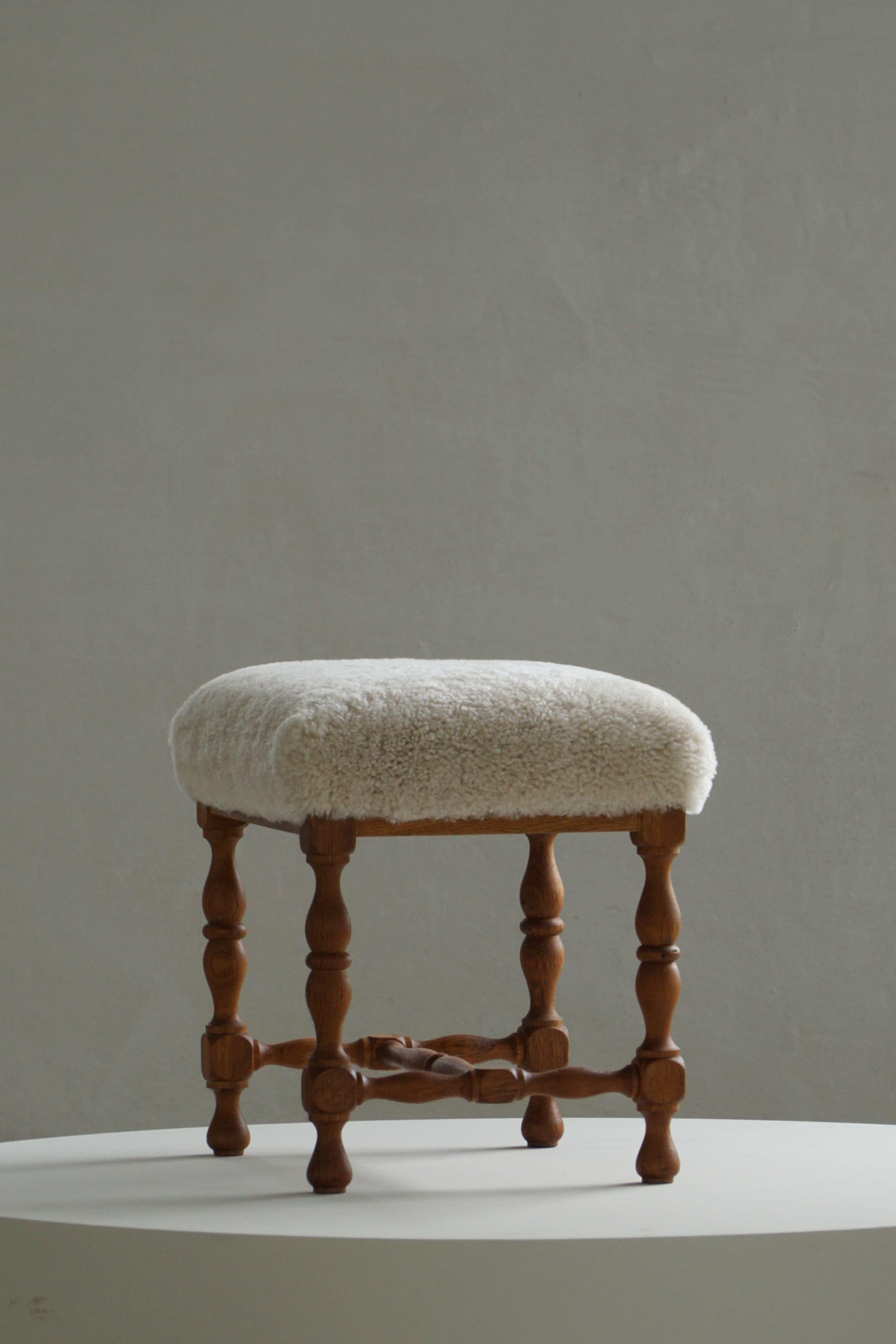 Rectangular Stool in Oak, Reupholstered in Lambswool, Danish Cabinetmaker, 1950s (20. Jahrhundert) im Angebot