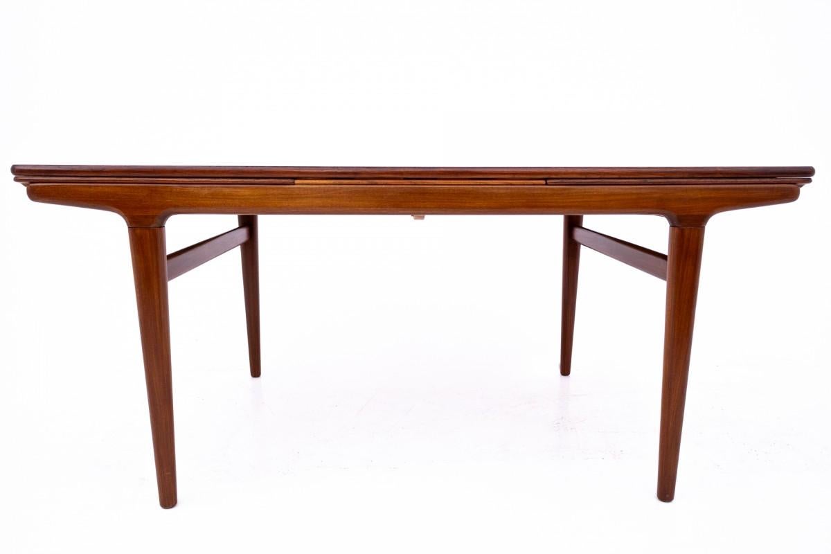 Table danoise des années 1960.

Le mobilier est en très bon état, après une rénovation professionnelle.

Dimensions : hauteur 74 cm / longueur 160 - 269 cm / profondeur 90 cm