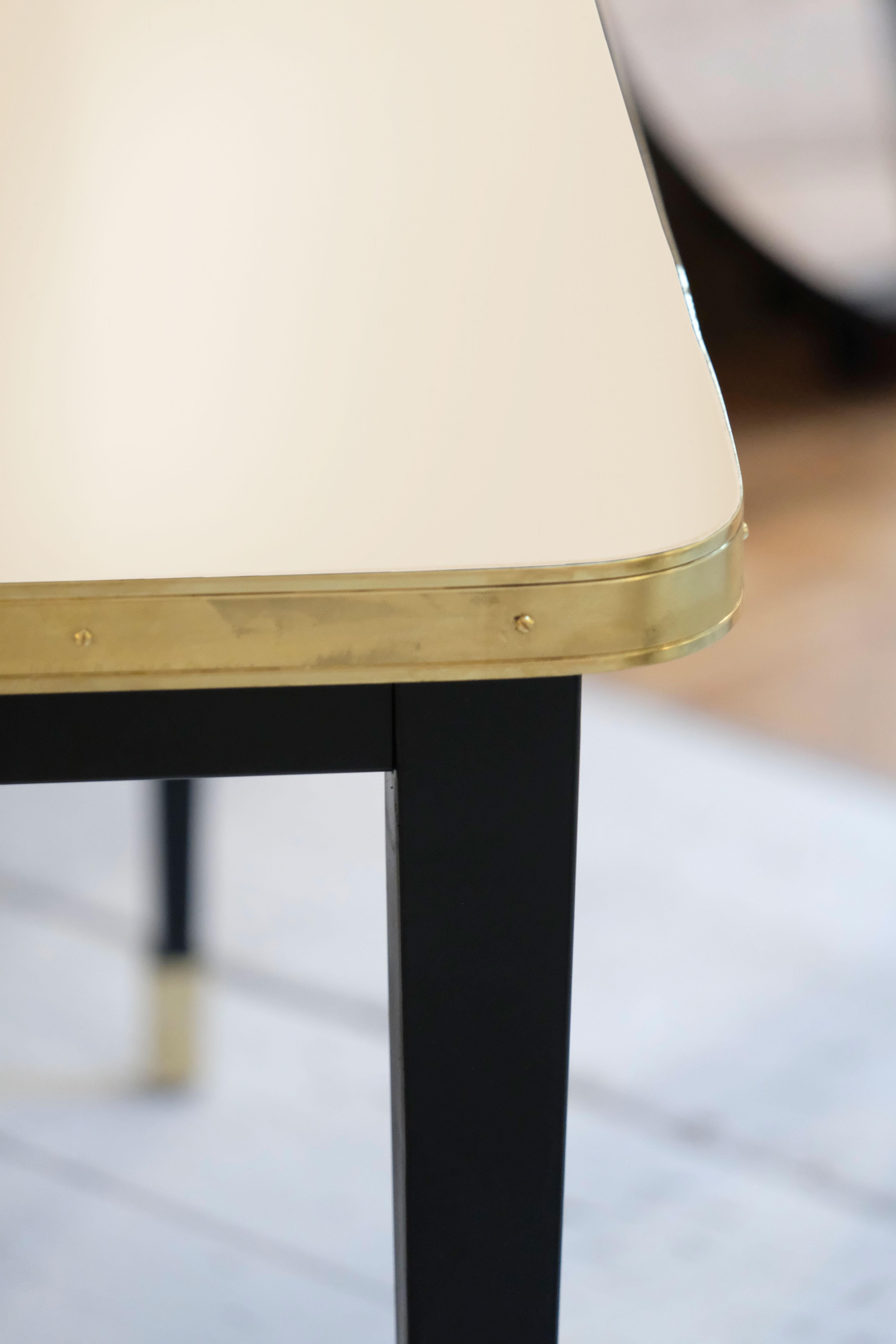 Julieta Collection'S. 

Tisch mit konischen Beinen aus schwarzem Stahl mit Messingboden Endtischplatte auf Hochglanzlaminat mit Messingbandrahmen

Wir stellen den atemberaubenden Esszimmertisch mit schwarz pulverbeschichteter Stahlkonstruktion
