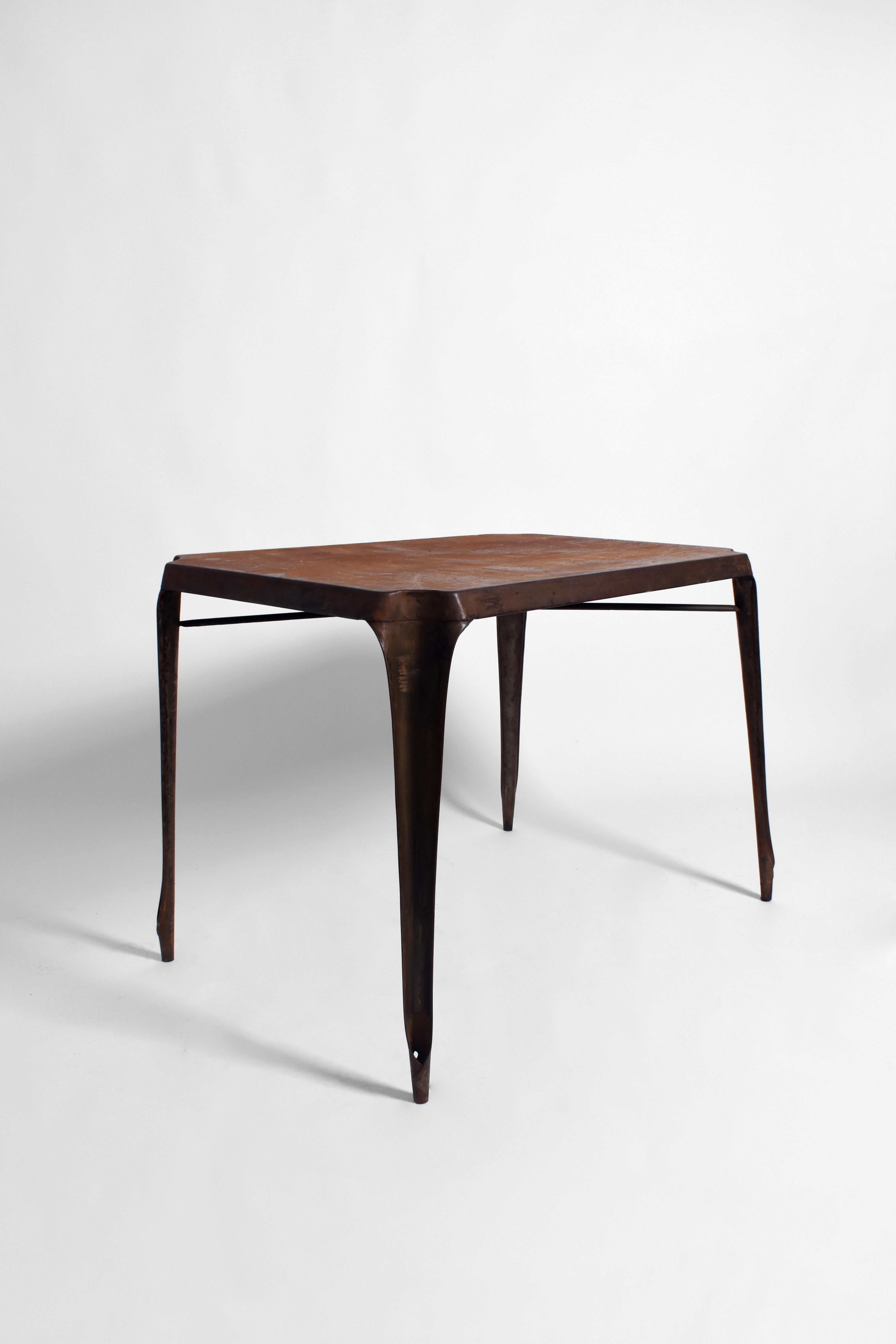 Mesa rectangular de hierro, con base hueca. Francia, años 60. 
