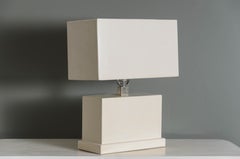 Juego de lámpara de mesa rectangular y pantalla en laca crema by Robert Kuo