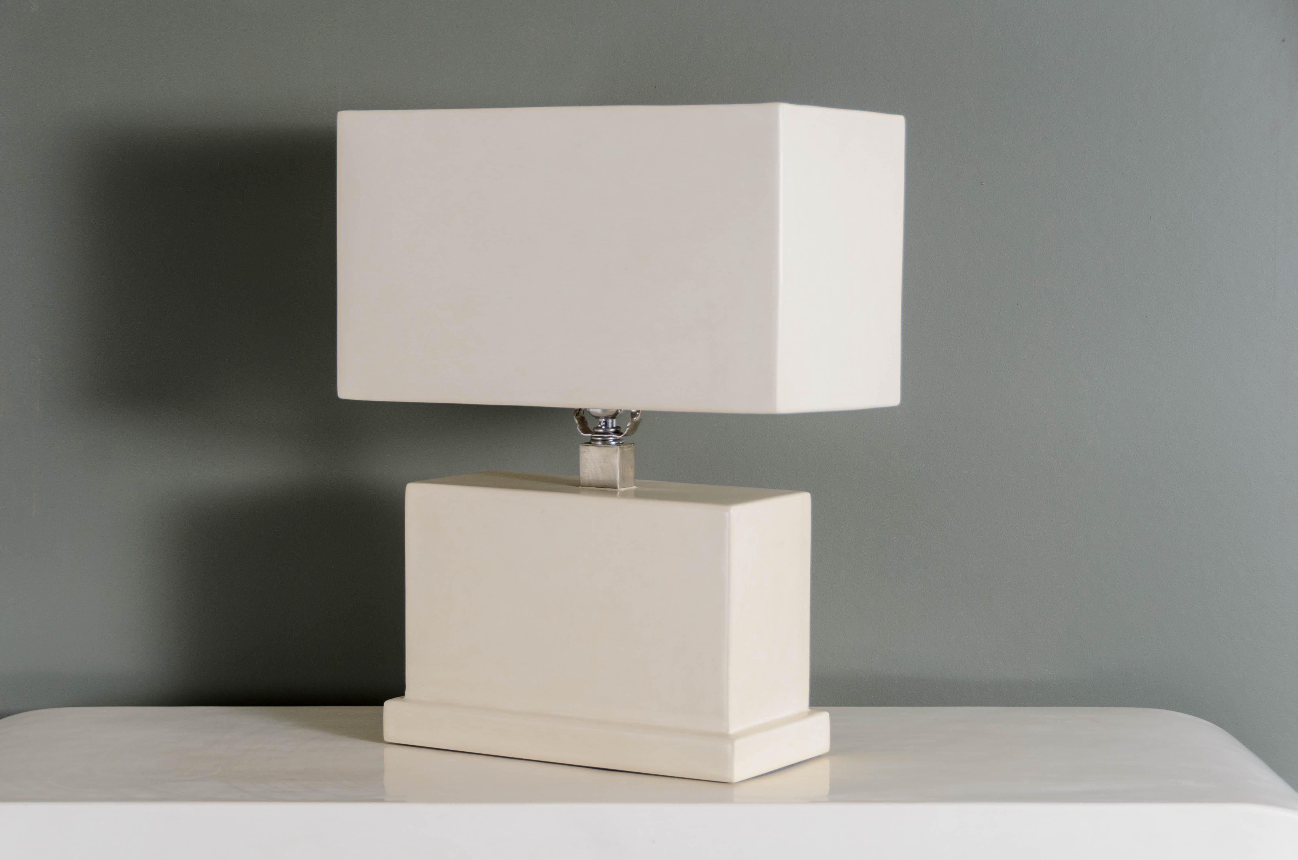 Minimaliste Ensemble lampe de bureau rectangulaire et abat-jour en laque crème de Robert Kuo en vente