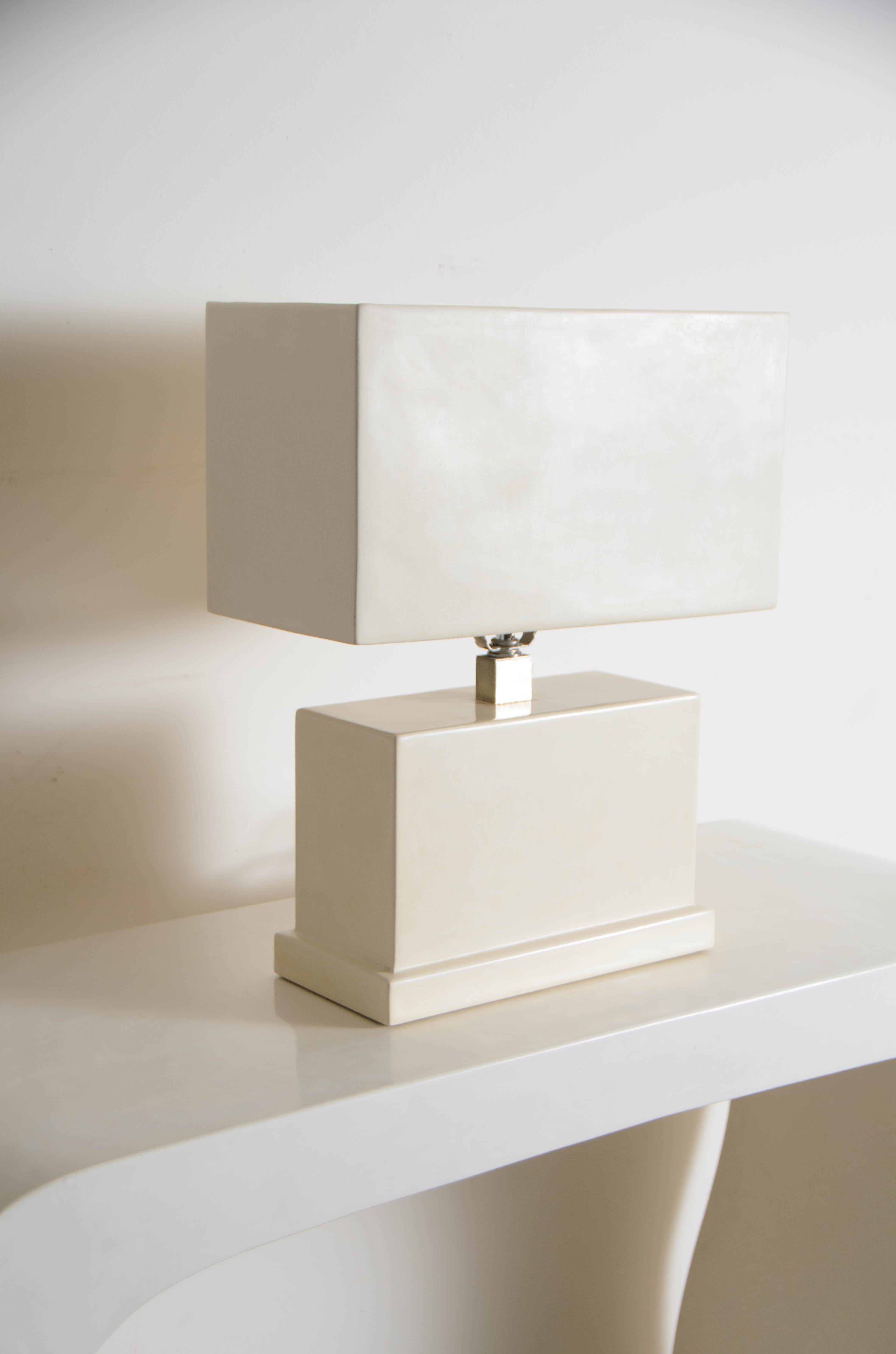 Ensemble lampe de bureau rectangulaire et abat-jour en laque crème de Robert Kuo Neuf - En vente à Los Angeles, CA