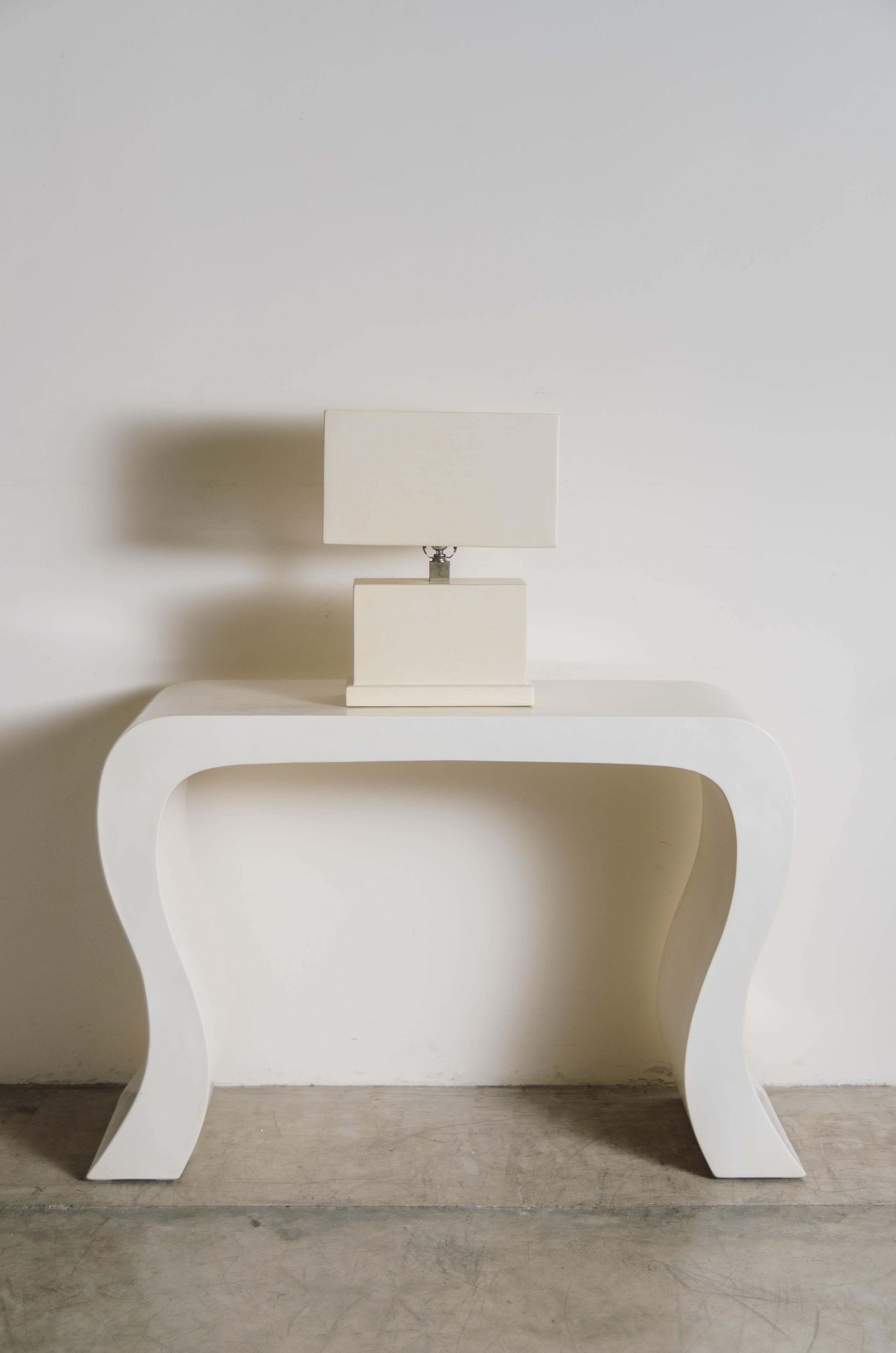 Juego de lámpara de mesa rectangular y pantalla en laca crema by Robert Kuo Siglo XXI y contemporáneo en venta