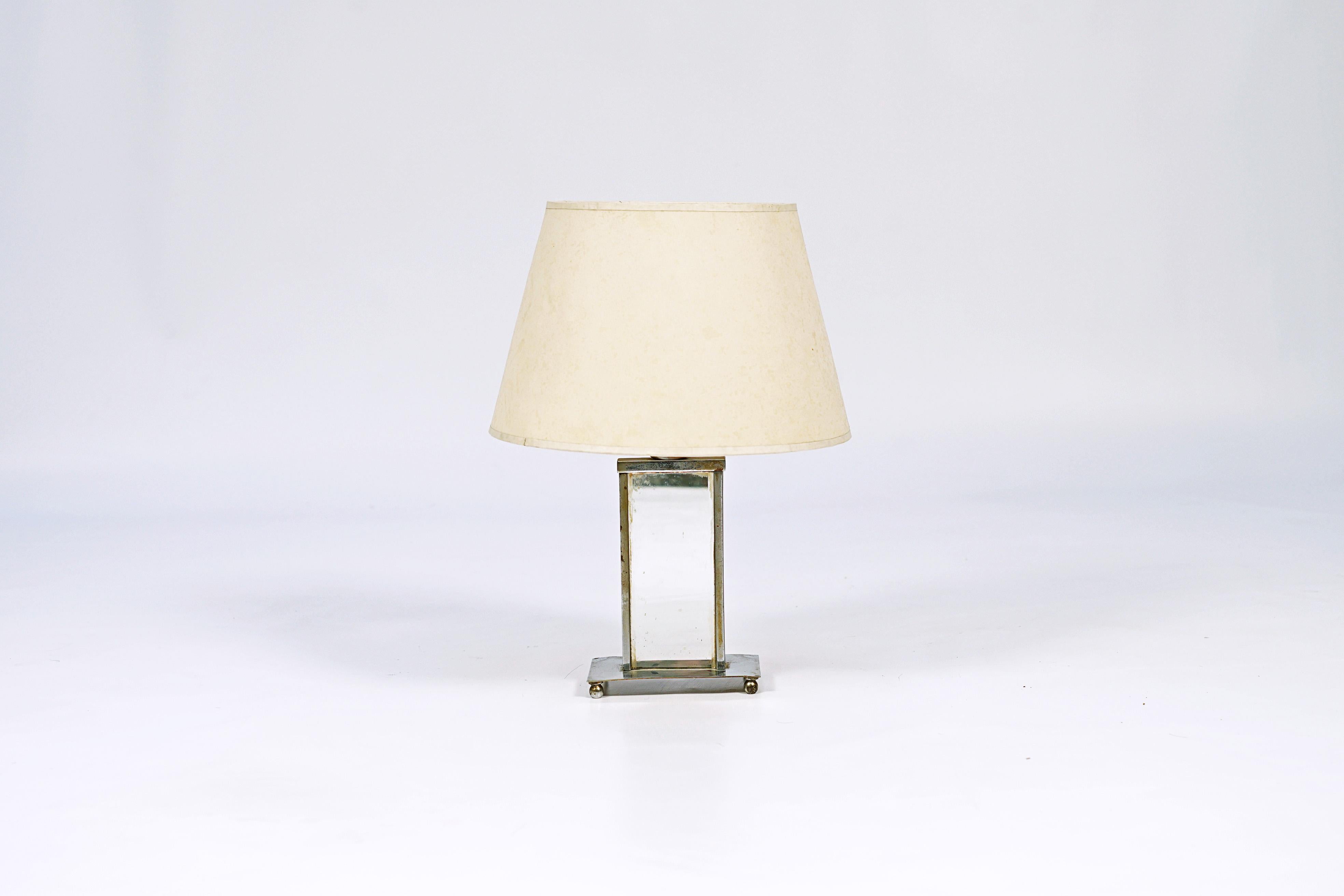 Lampe de table rectangulaire conçue par Jacques Adnet (1901-1984). Bronze chromé et miroir.

France, CIRCA 1920.