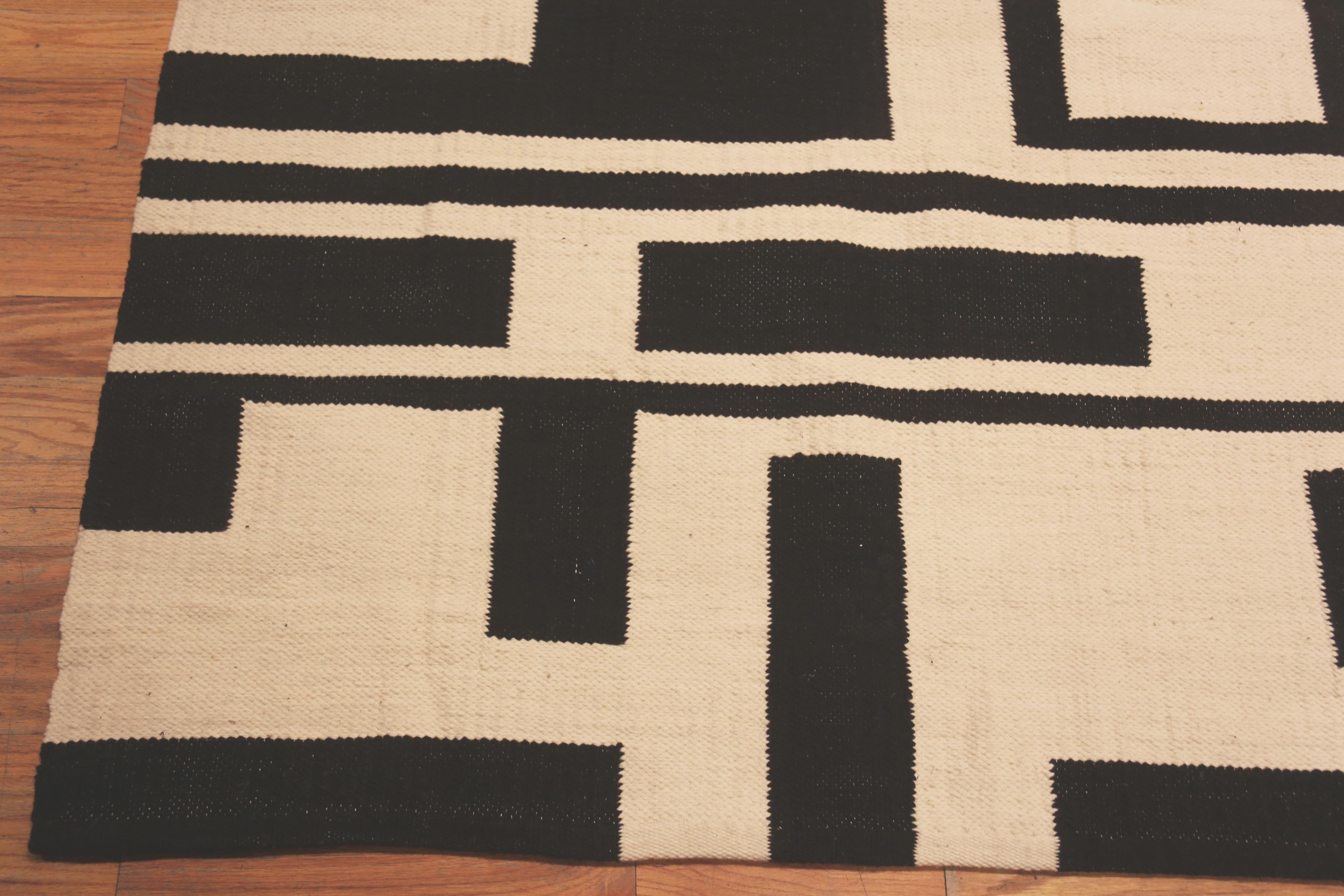 Hand-Woven Nazmiyal Collection Huari Design Kilim Rug By Genaro Rivas.  9 ft x 11 ft 10 in For Sale