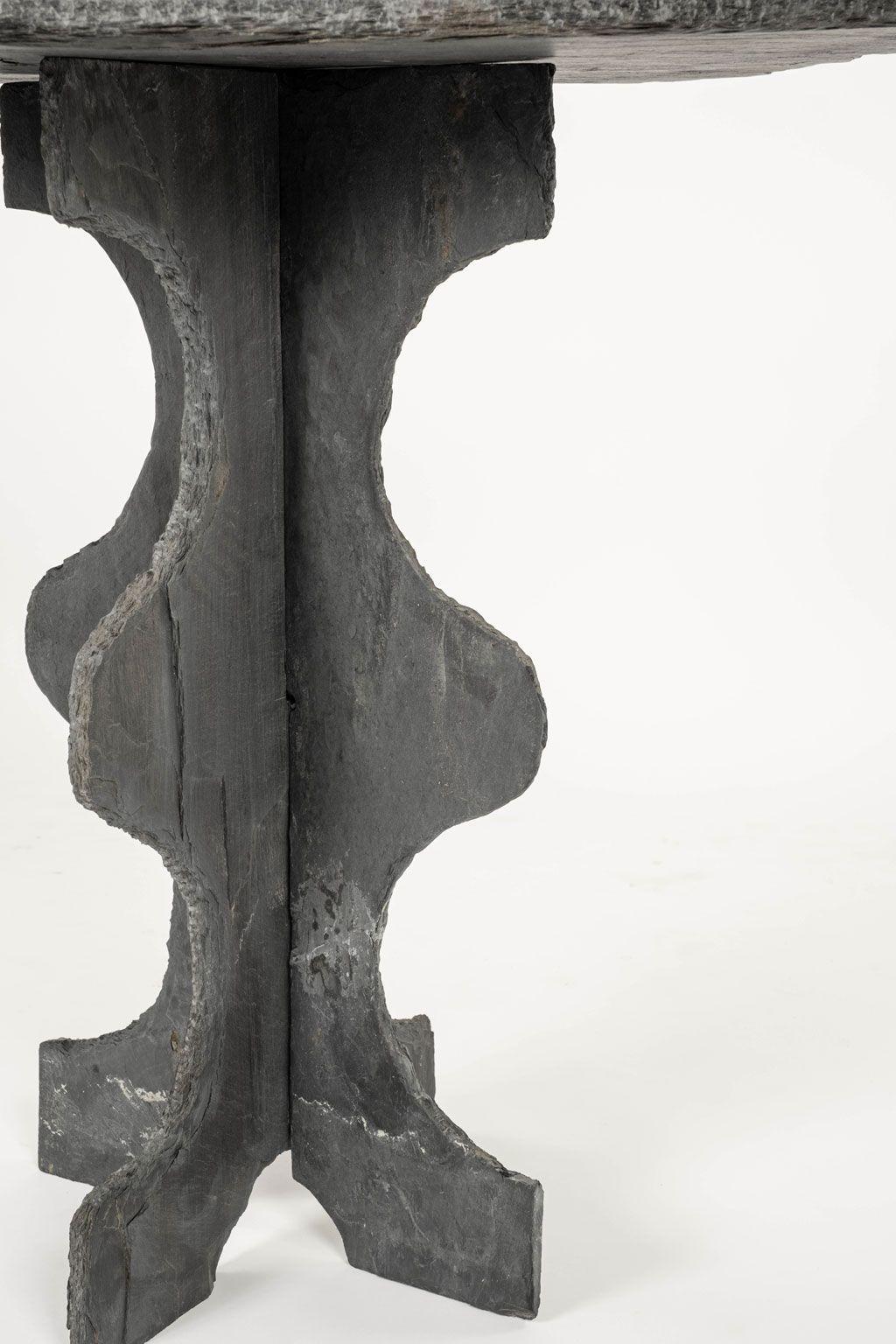 Rechteckiger Tisch mit hoher Platte aus antikem Schiefer auf wunderschön geformtem zweiteiligem Sockel (Handgeschnitzt) im Angebot