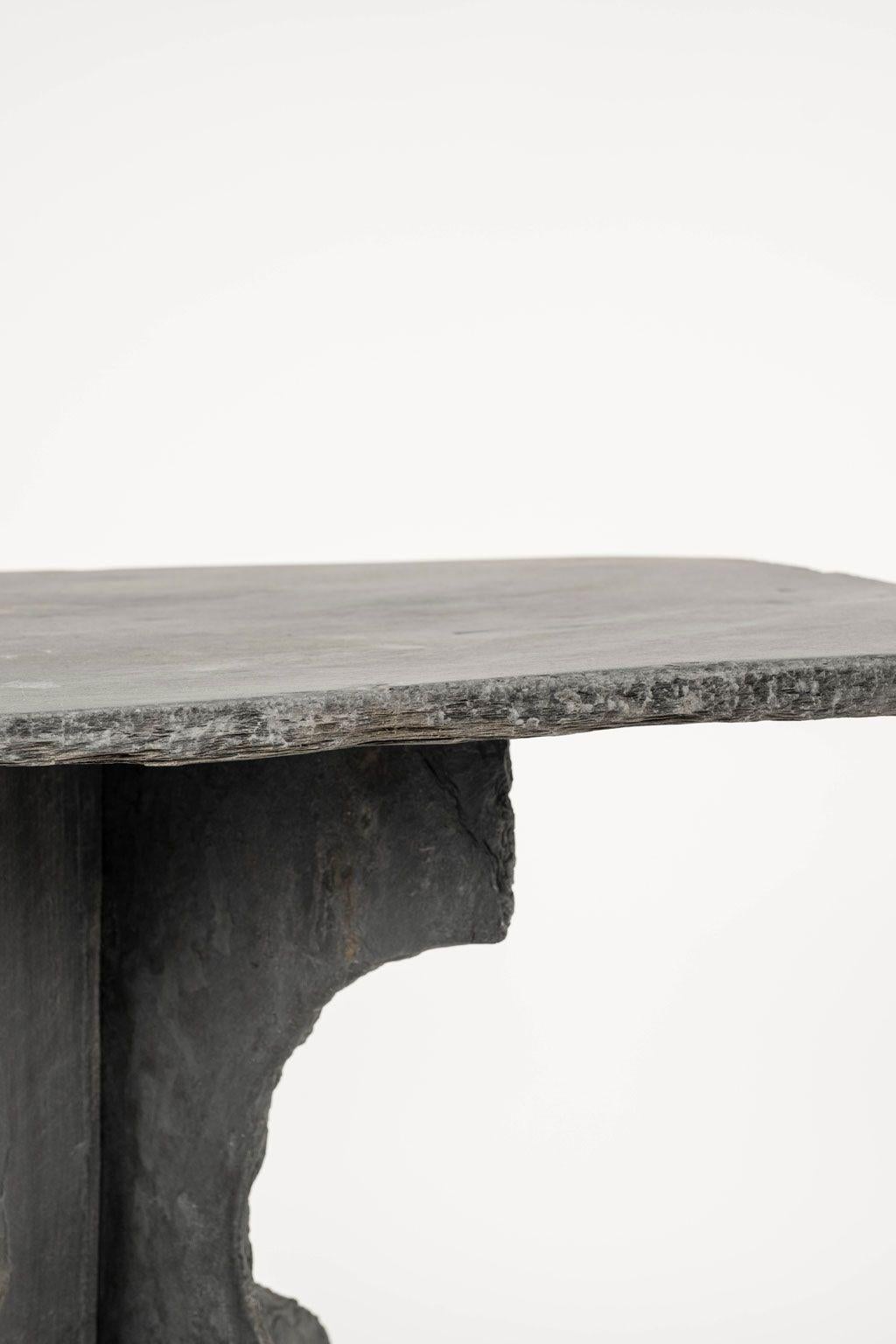 Rechteckiger Tisch mit hoher Platte aus antikem Schiefer auf wunderschön geformtem zweiteiligem Sockel (Frühes 20. Jahrhundert) im Angebot