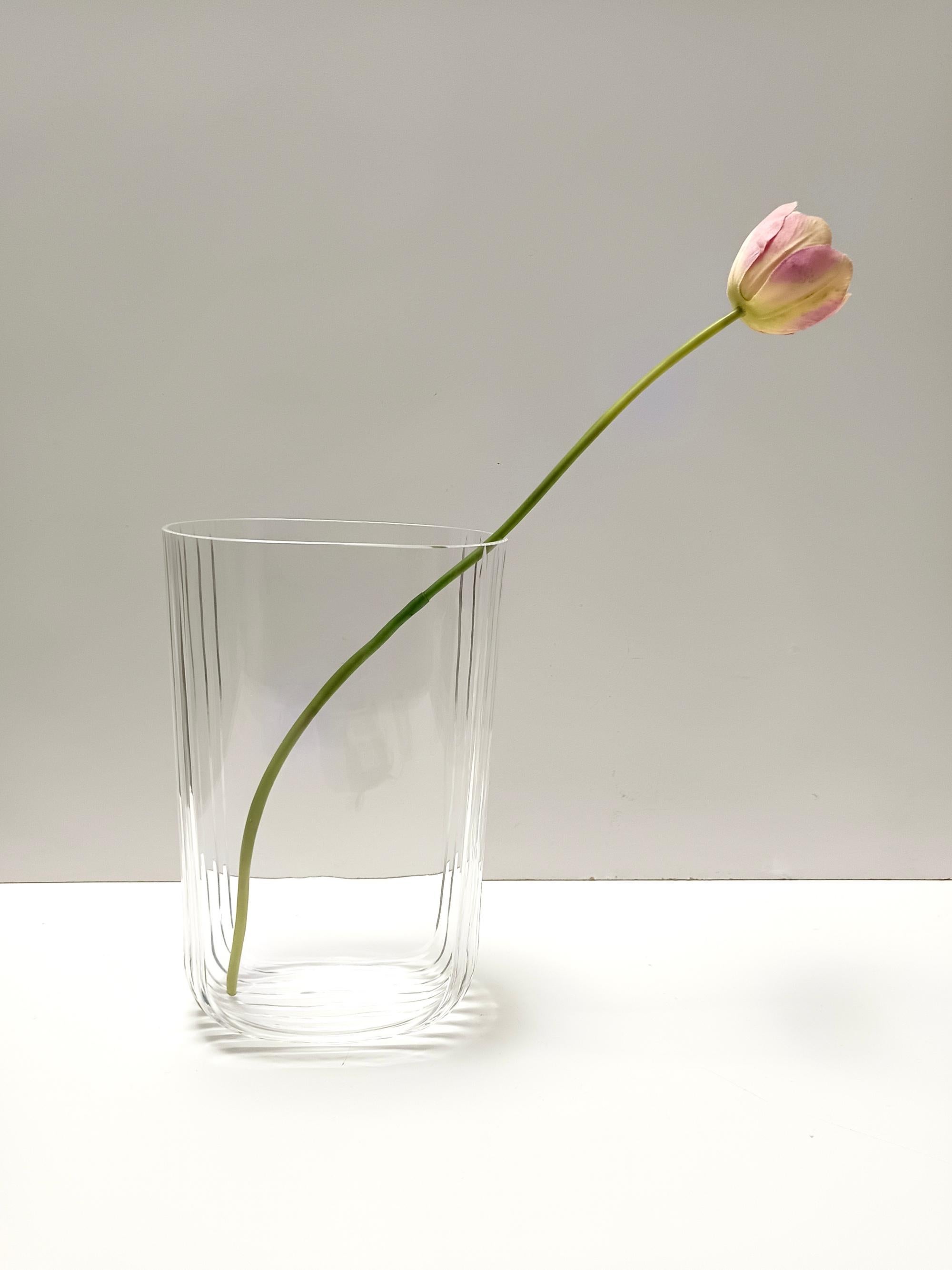 Made in Italy, anni '70.
Realizzato in vetro di Murano soffiato e lucidato a mano. 
È firmato da Carlo Moretti.
Questo vaso potrebbe presentare lievi tracce d'uso in quanto vintage, ma può essere considerato in ottime condizioni originali e pronto a
