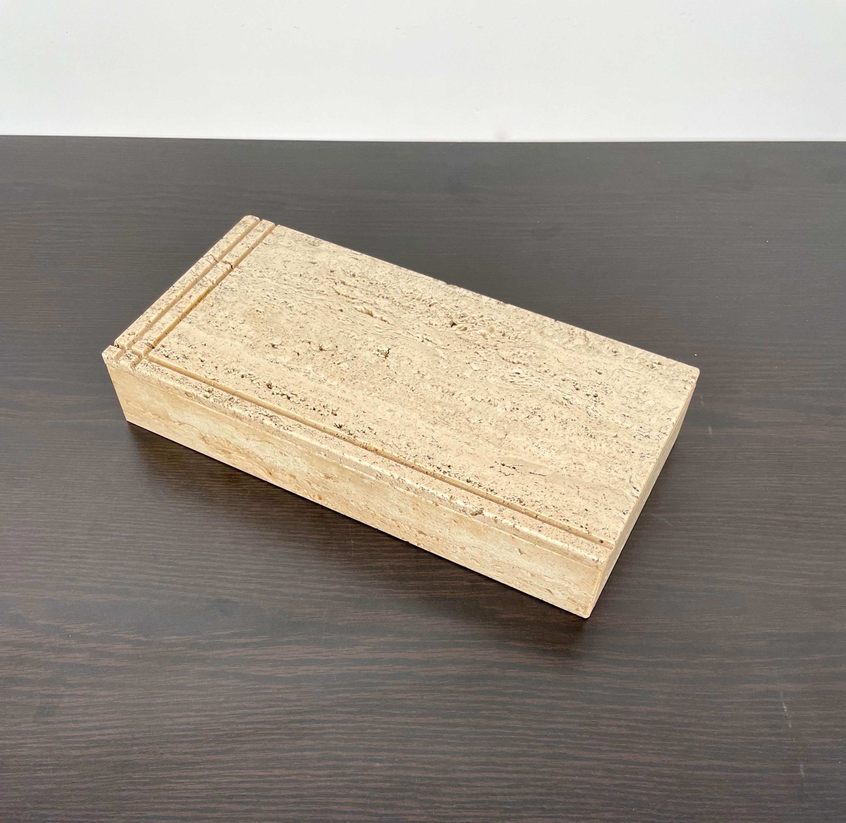 Rectangular travertine marble box attributed to Fratelli Mannelli made in Italy in the 1970s.