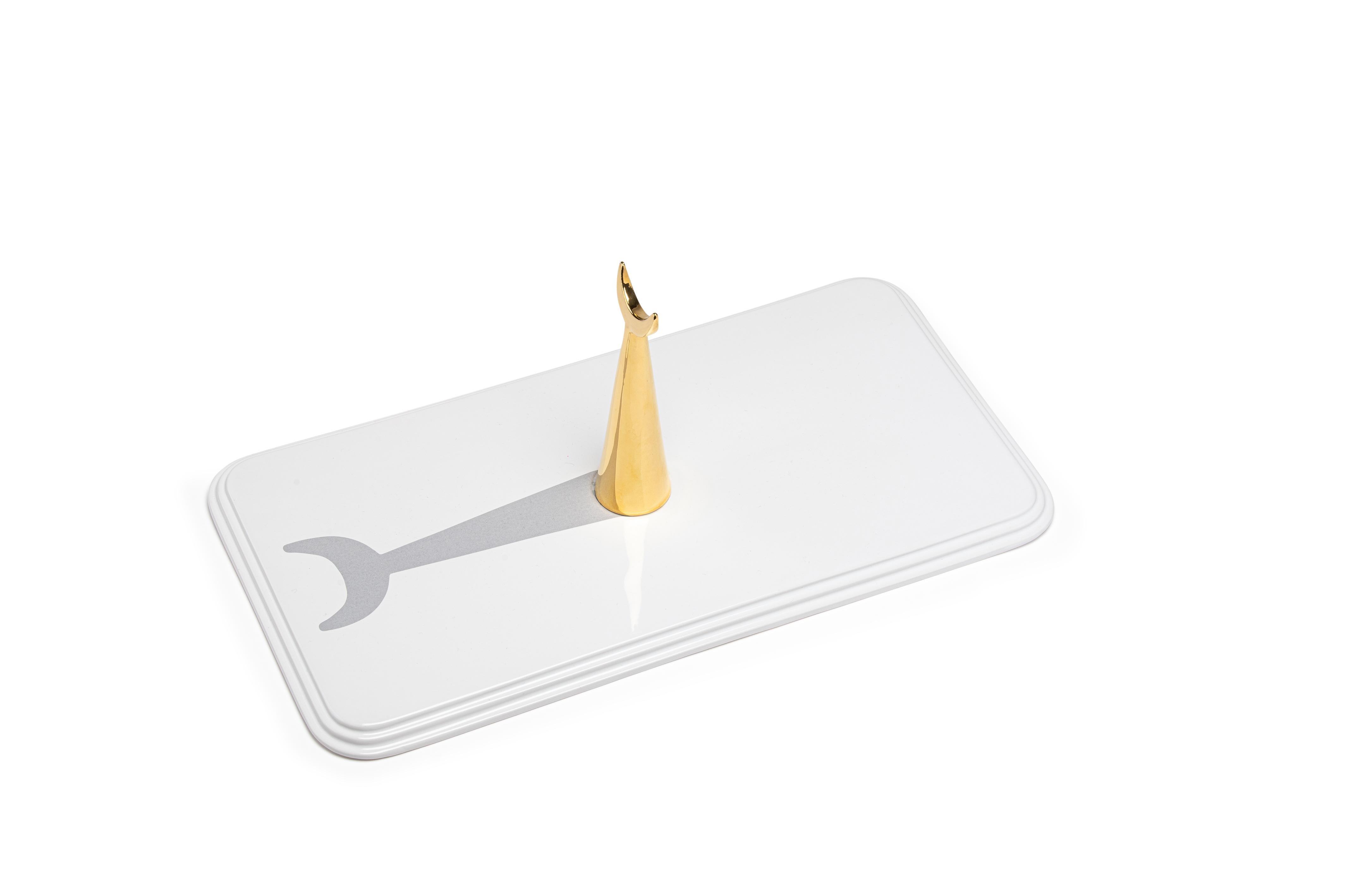 19:00 Uhr: Handgefertigtes rechteckiges Tablett aus weißer Keramik mit 24-K Golddetails (Moderne) im Angebot