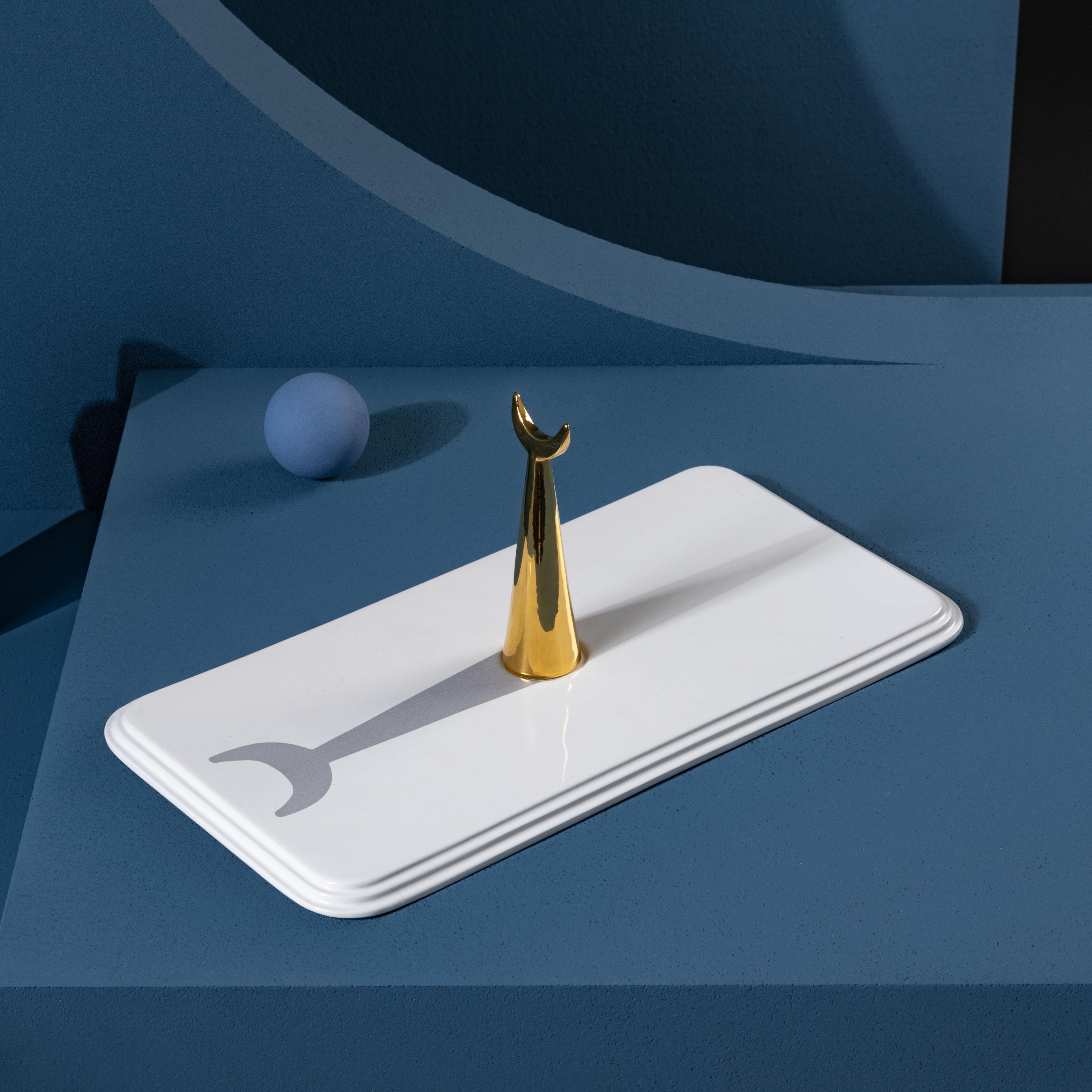 italien Plateau rectangulaire fabriqué à la main en céramique blanche et détails en or 24 carats, 19h00 en vente