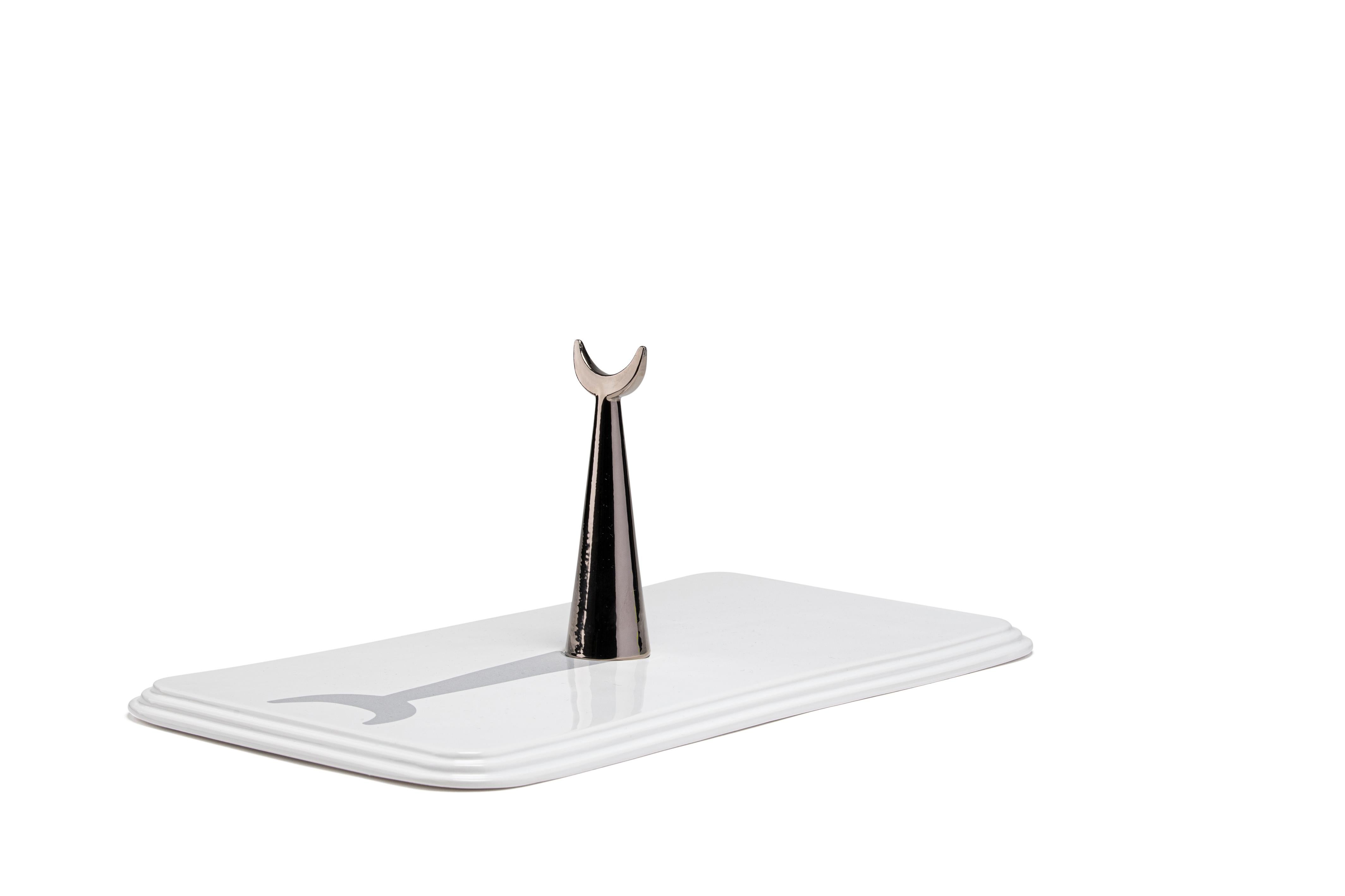Inspired by the urban element of the ‘piazza’, the white painted ceramic rectangular tray 19:00 from the 'Meridiane' collection is the ideal accessory to serve convivial snacks or to simply decorate a table.
Its minimalist yet sophisticated shape is