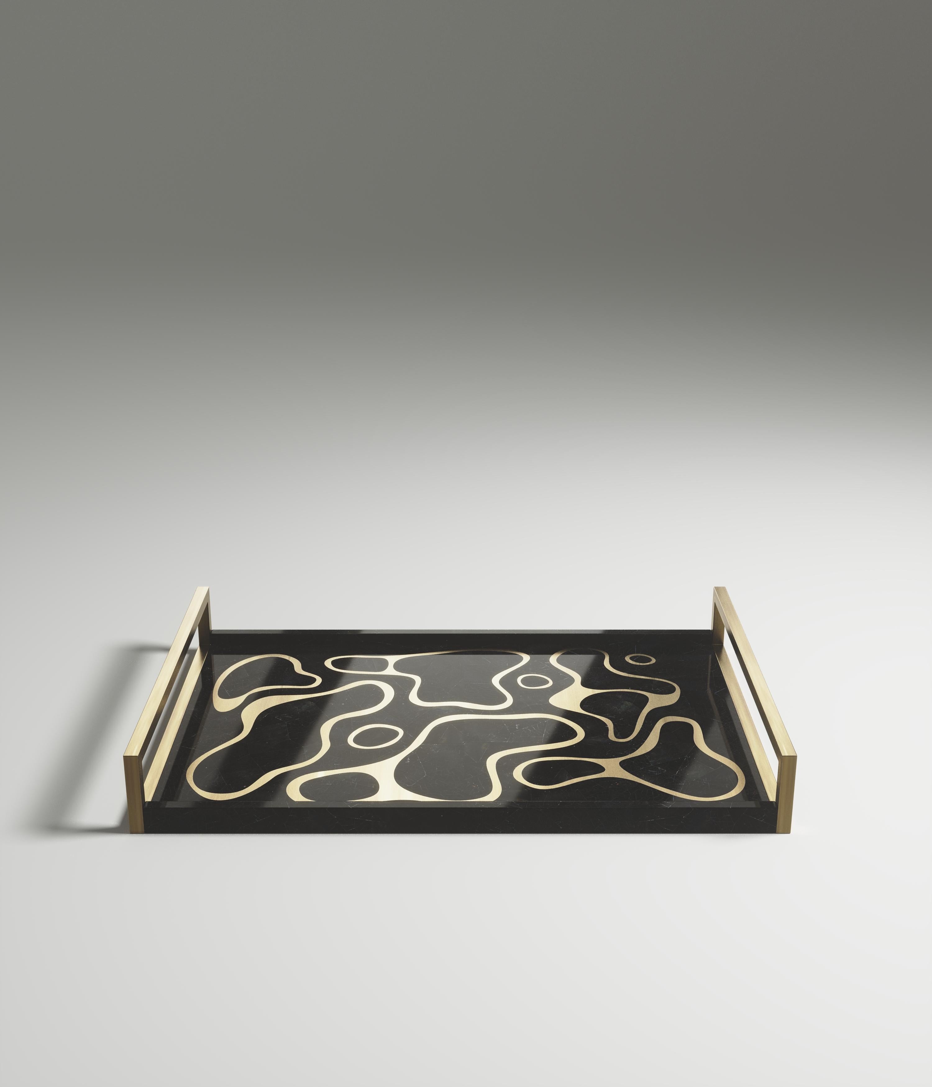 Le plateau rectangulaire Mask de Kifu Paris est une pièce polyvalente et organique. Le plateau amorphe est incrusté d'un mélange de coquille de stylo noire et de laiton bronze-patine. Cette pièce a été conçue par Kifu Augousti, la fille de Ria et