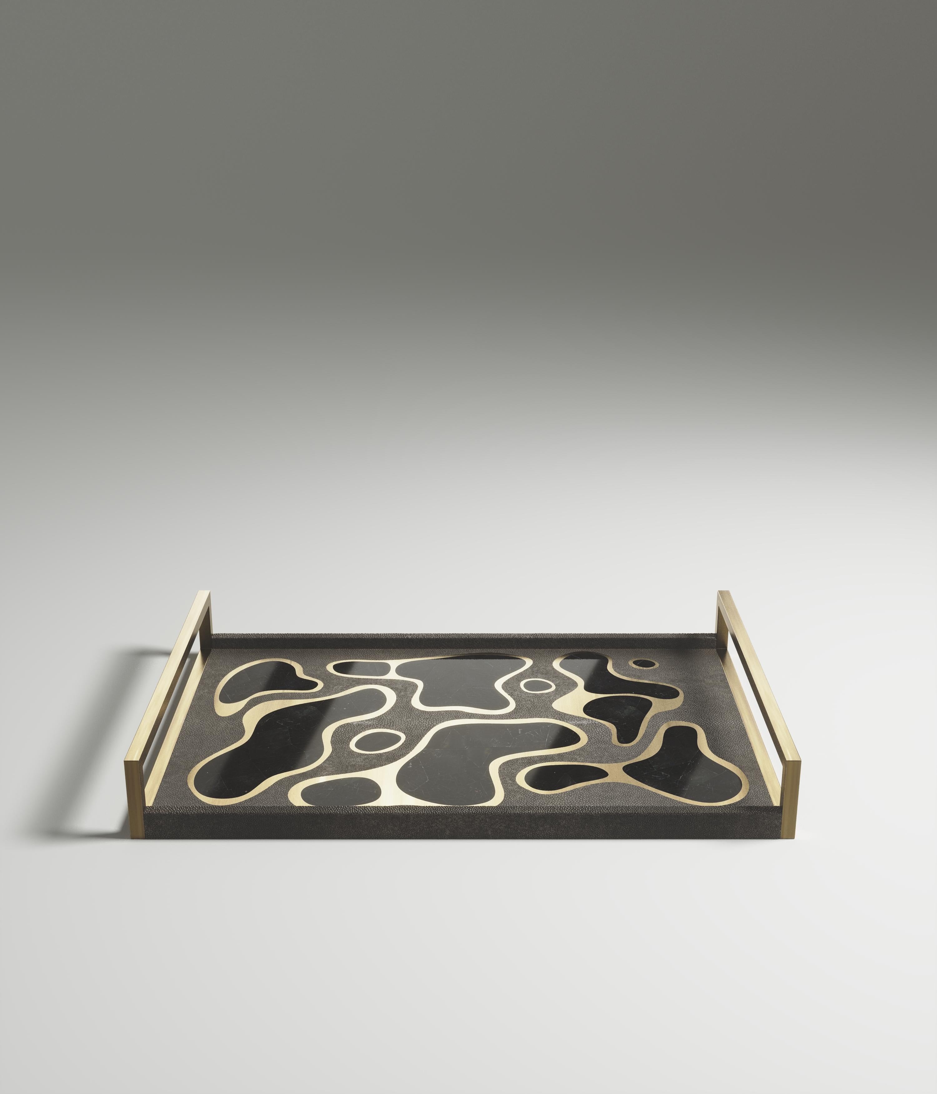 Das rechteckige Tablett Mask von Kifu Paris ist ein vielseitiges und organisches Stück. Die amorphe Platte ist mit einer Mischung aus kohleschwarzem Chagrin, schwarzer Federschale und Bronze-Patina-Messing eingelegt. Dieses Stück wurde von Kifu