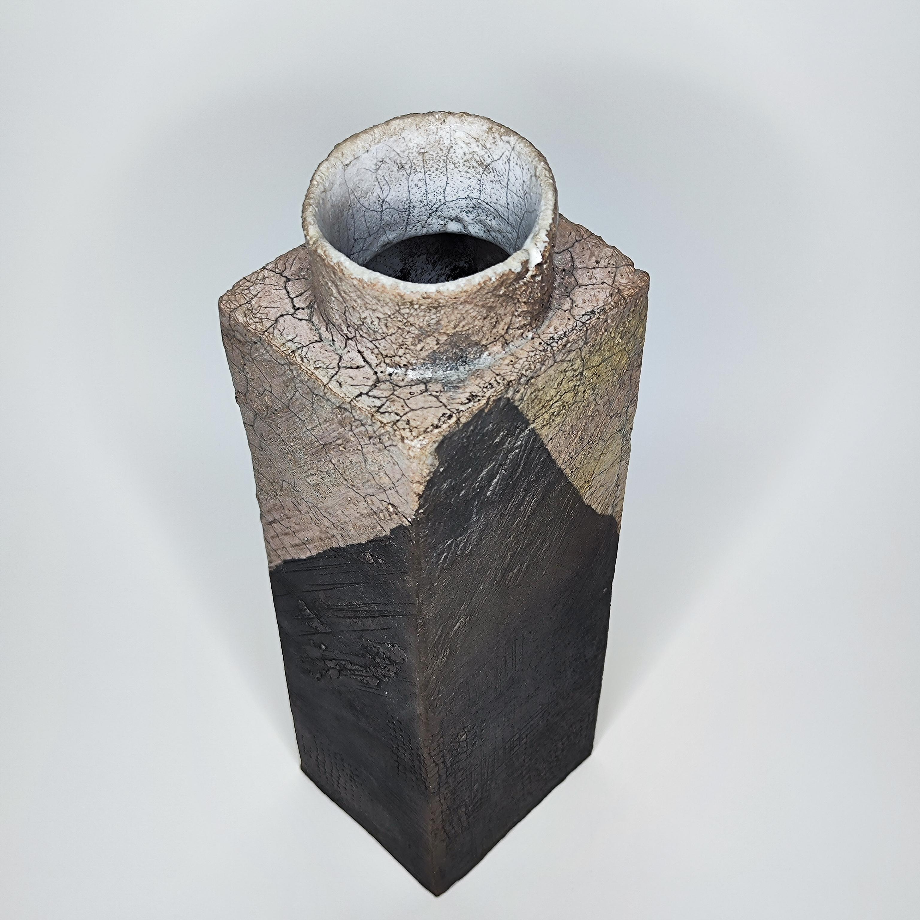 Vaso rettangolare francese in gres e ceramica.
.
La Borne, Francia - 1960 - anni '60
.
Miscela di materiali e spirito grezzo per questo vaso/scultura.
.
Dimensioni :
.
Altezza: 43 cm
Larghezza: 13 cm
Profondità : 11 cm
.
Condizioni vintage molto