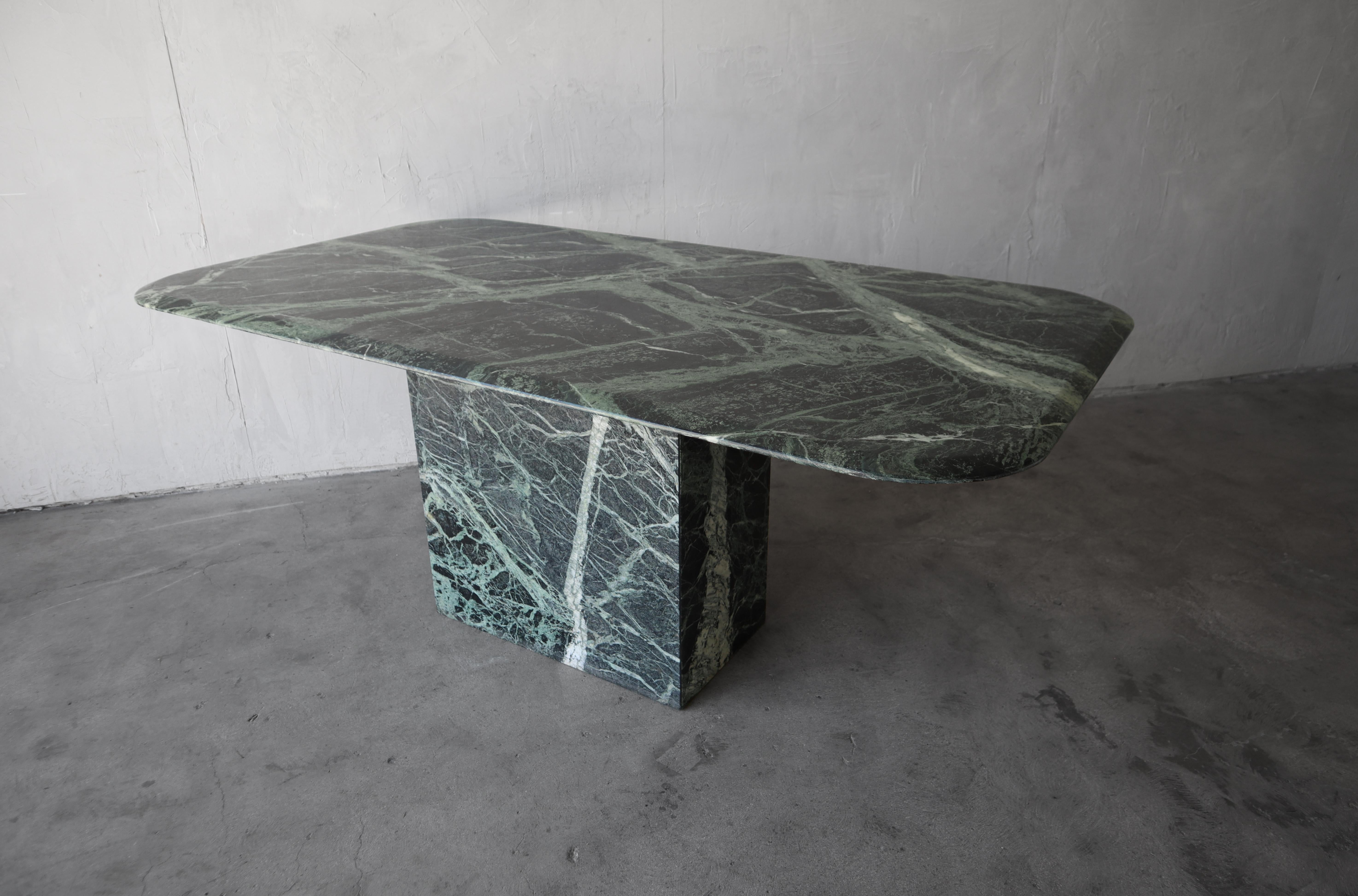 Impresionante mesa de comedor rectangular de mármol verde postmoderno. Los bordes biselados de la parte superior realzan esta pieza a la perfección. Es lo último para ese espacio que necesita una pieza central imponente.

Es muy pesada y está muy